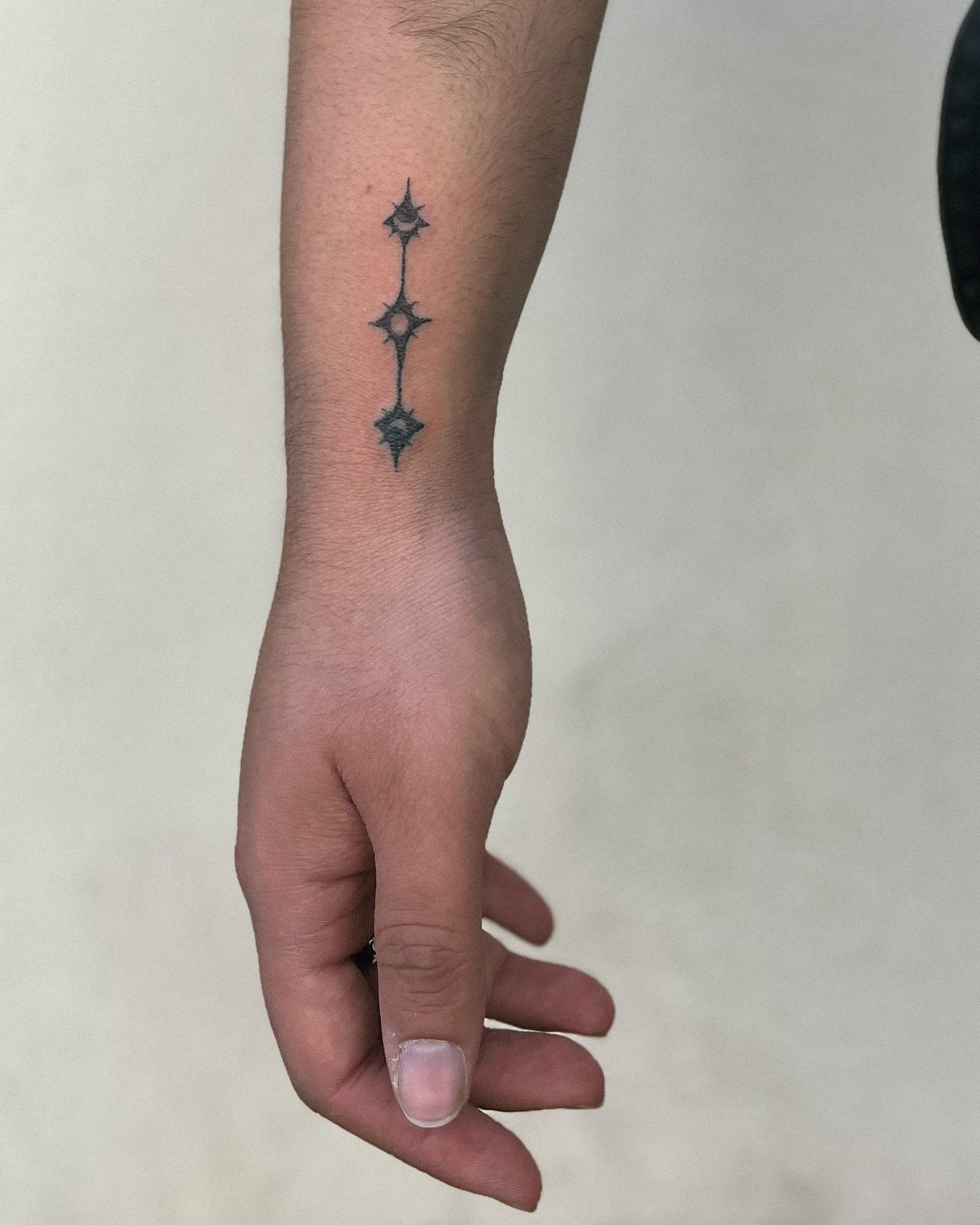 . ݁₊ ⊹ . ݁ some lunar stars for amina • handpoke⟡ ݁ . ⊹ ₊ ݁. 𖦹⋆
✷ msg to book or fill out the tattoo form in my bio ✷
#brighton #handpoke #handpokeartist #brightonandhove #brightontattoo #tattoo #tattooartist #finelinetattoo#spiritualtattoo