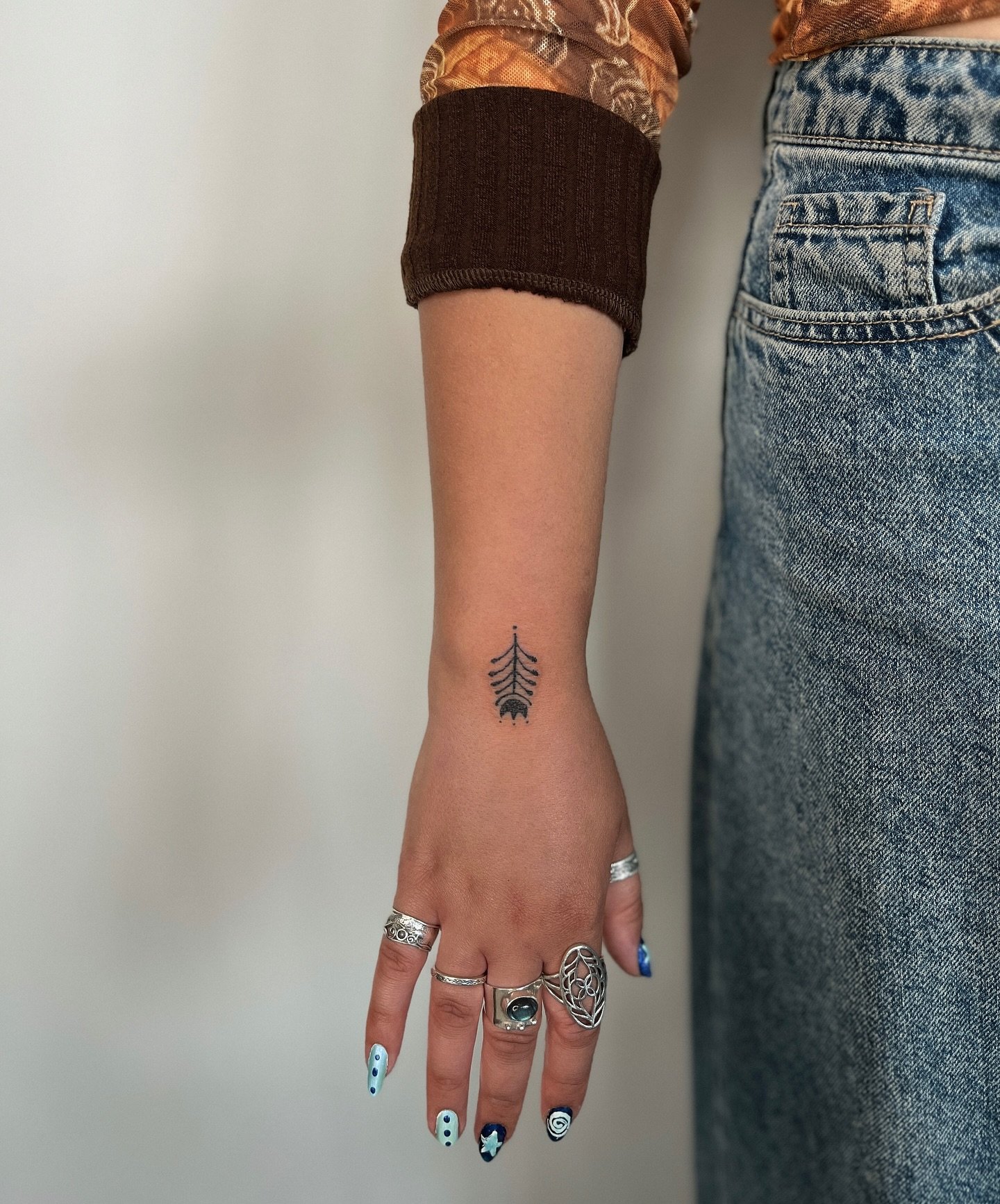 𓇗 you guys have been loving this wrist placement and i do too ! 𓇗 handpoke 𓇗
𓇗 these tattoos are part of my trinket flash on my highlights ‘flash to book’ 𓇗 they are repeatable, my minimum £££, £22 to ad