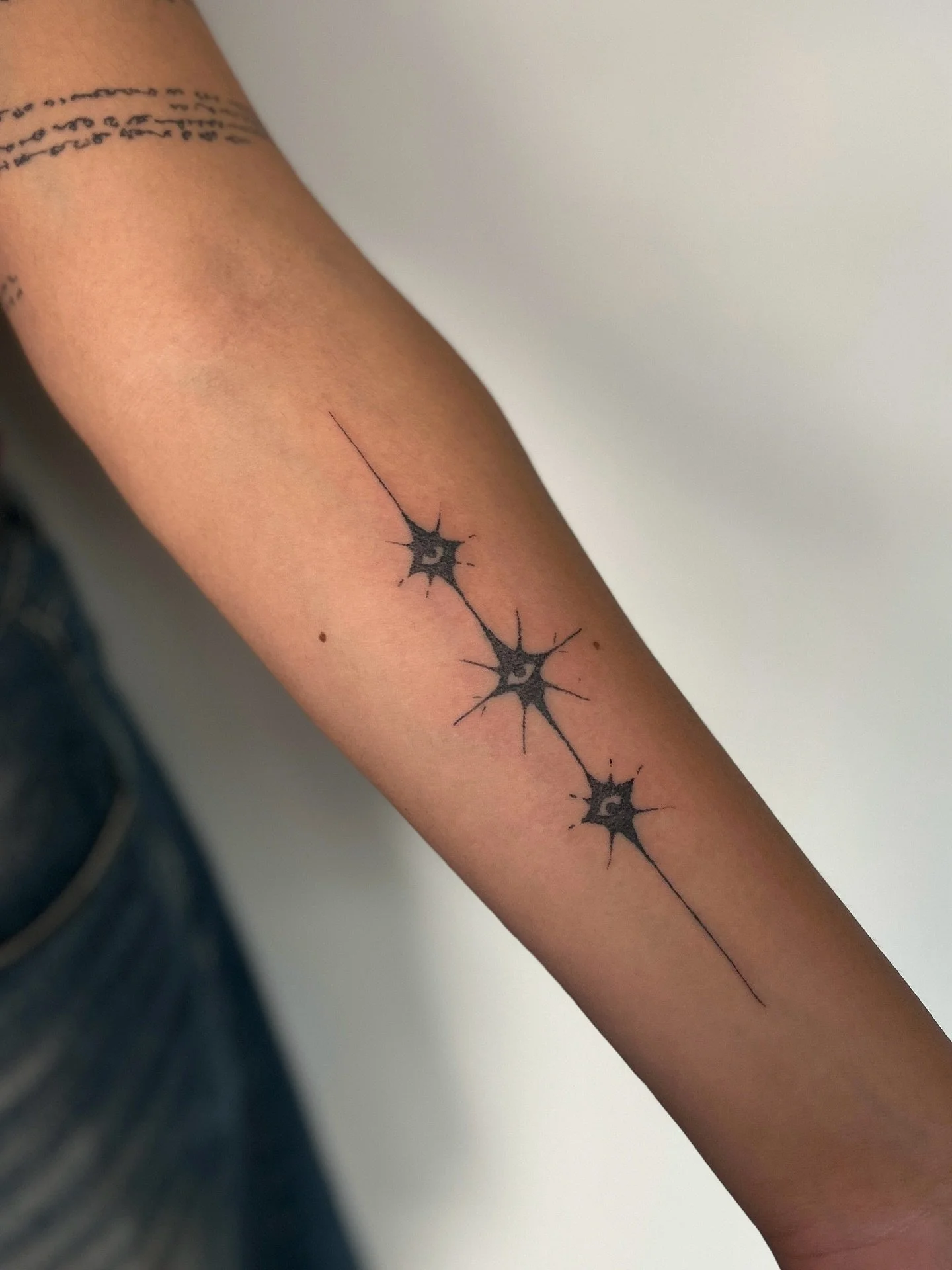 •𖤓𓁹had the pleasure of tattooing aries, who was also the first person i tattooed ever! 𓁹 eye star custom handpoke 𓁹𖤓 •
✷ msg to book in, I have space for you!✷
#brighton #handpoke #handpokeartist #brightonandhove #brightontattoo #ta