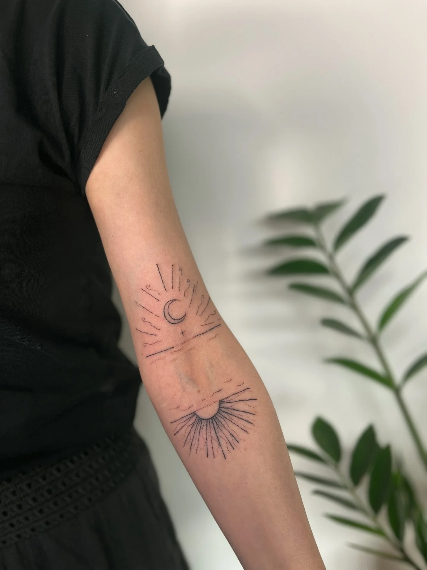 -ˋˏ ༻𖤓༺ ˎˊ- as above, so below -ˋˏ ༻𖤓༺ ˎˊ- sun and moon custom -ˋˏ ༻𖤓༺ ˎˊ-
✷ message to book in, I have space for you!✷
#brighton #handpoke #handpokeartist #brightonandhove #brightontattoo #tattoo #tattooartist #finelinetattoo#spiritualtattoo #
