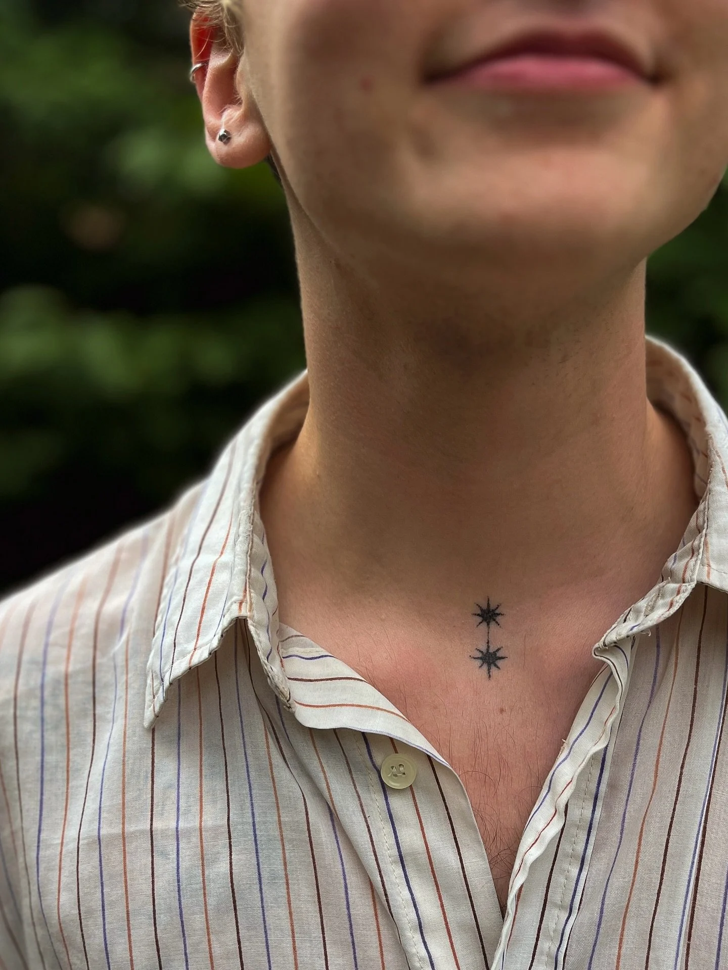 ✷ little star neck adornments for my sweet friend bug ✷ handpoked ✷
✷ message to book in, I have space for you!✷
#brighton #handpoke #handpokeartist #brightonandhove #brightontattoo #tattoo #tattooartist #finelinetattoo#spiritualtattoo #magictatto