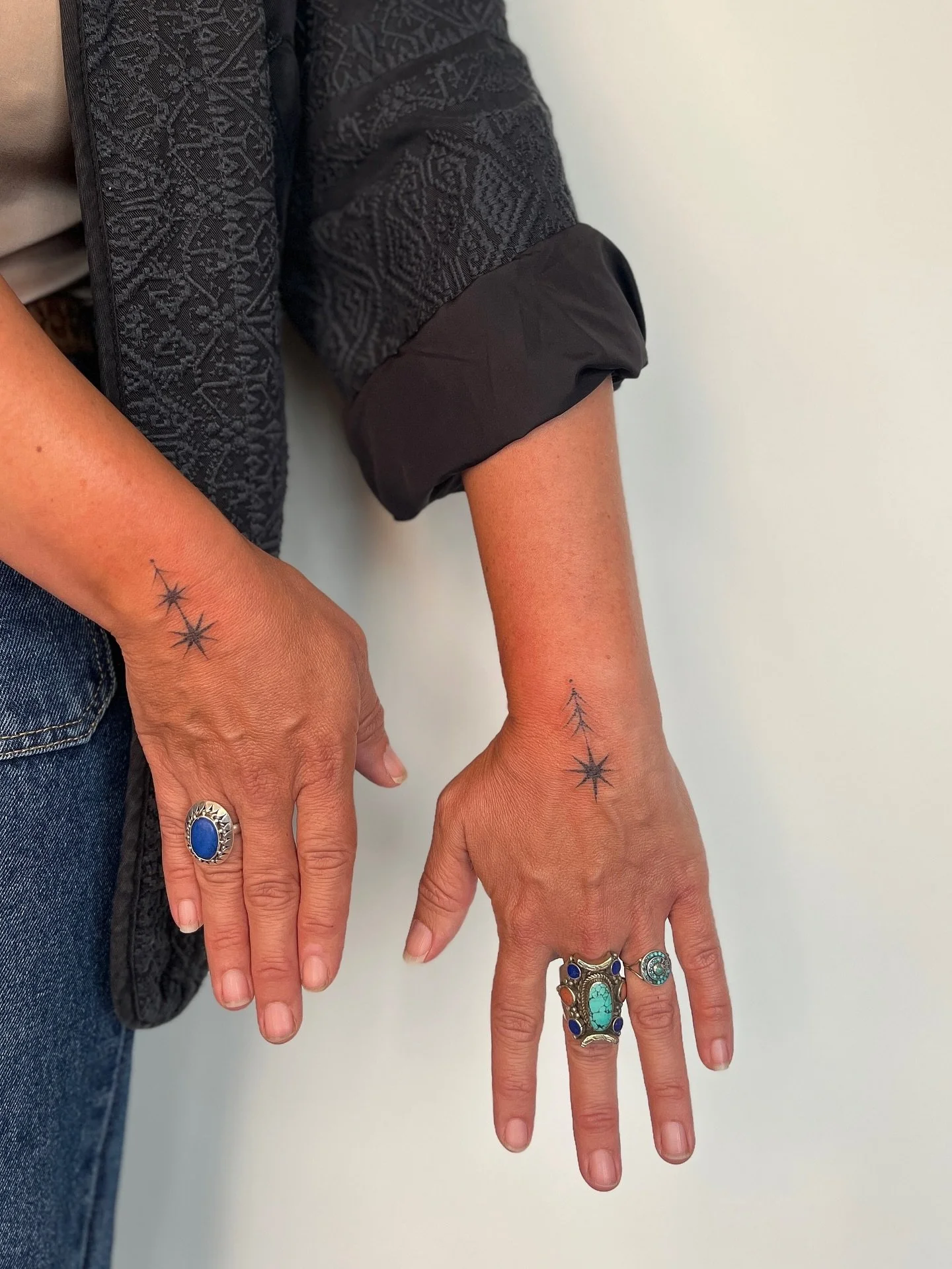 ✷ some custom wrist pieces for kathryn ✷ handpoke tattoo ✷
✷ message to book in, I have space for you!✷
#brighton #handpoke #handpokeartist #brightonandhove #brightontattoo #tattoo #tattooartist #finelinetattoo#spiritualtattoo #magictattoo #art #t