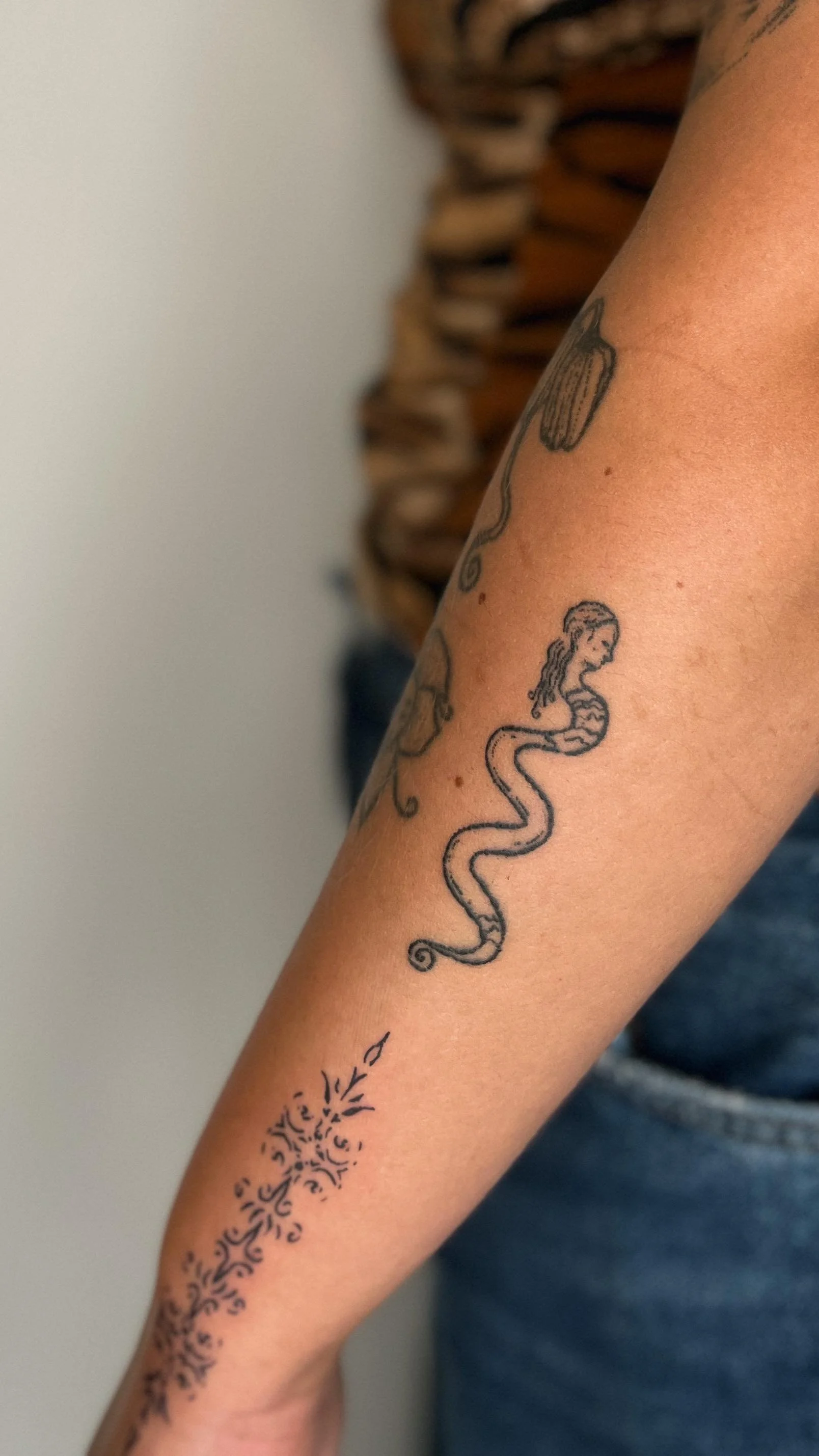 𓆙healed handpoke for jaz, serpent woman, inspired by a painting we saw in Florence, Italy 𓆙
𓆙𓆙
✷ message to book in, I have space for you!✷
#brighton #handpoke #handpokeartist #brightonandhove #brightontattoo #tattoo #tattooartist #finelinetat
