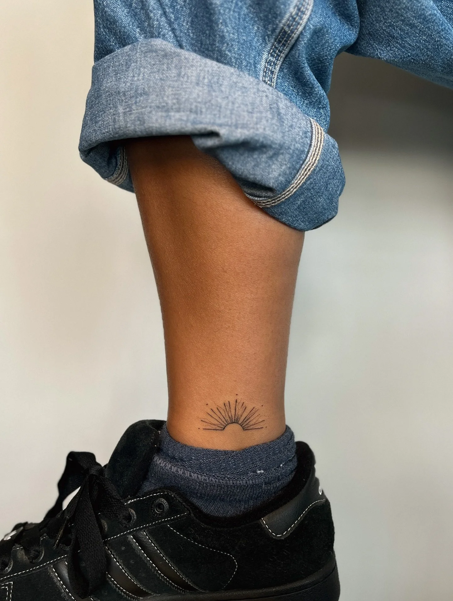 ꥟ ✴︎ ⋆☀︎。 sun flash for phoebe for their first tattoo ꥟ ✴︎ ⋆☀︎。 handpoked ꥟ ✴︎ ⋆☀︎。
sun flash in my highlights & reposted page
✴︎ message to book in, I have space for you! ✴︎
#brighton #handpoke #handpokeartist #brightonandhove #brightontattoo