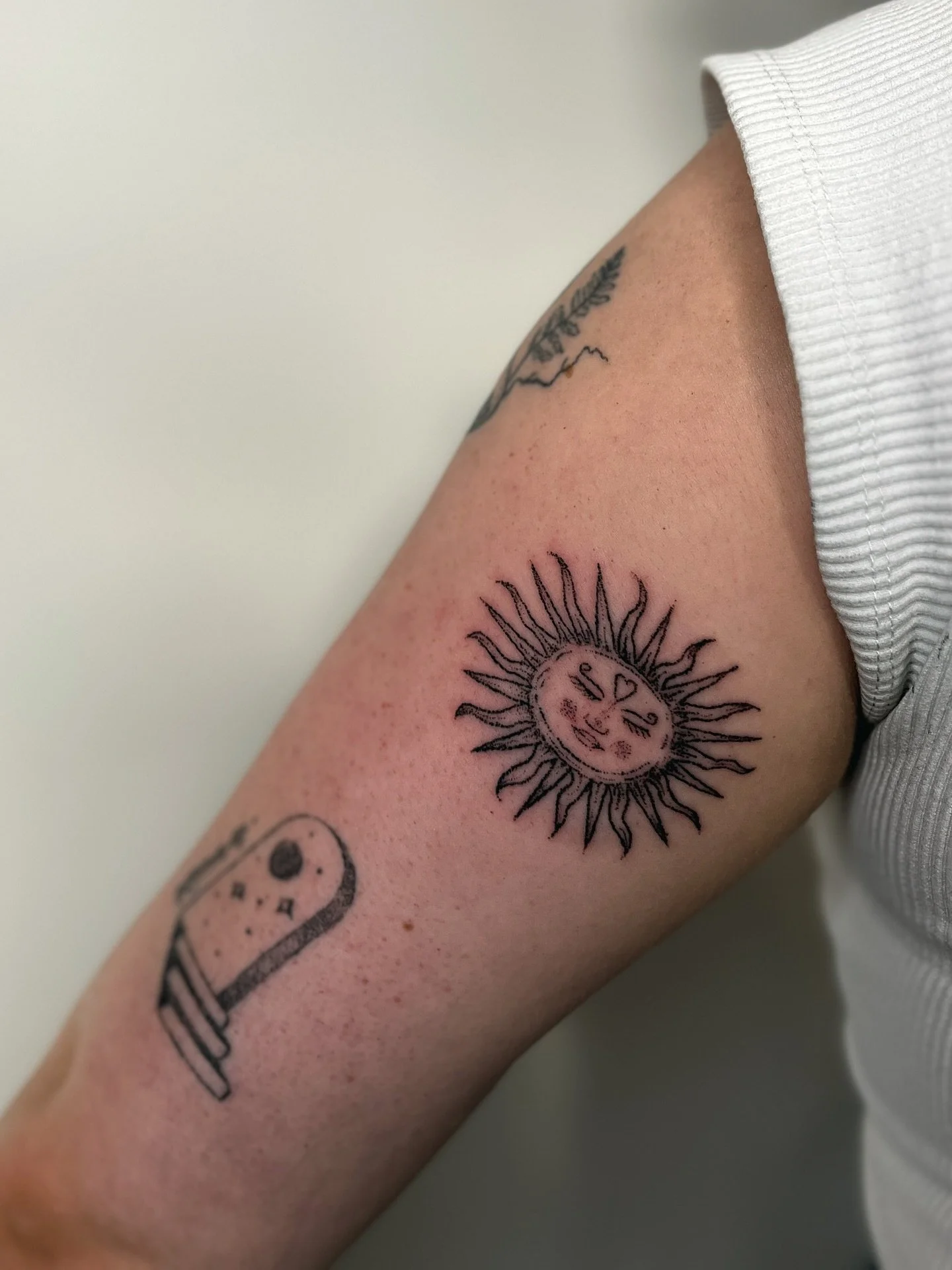 -ˋˏ ༻𖤓༺ ˎˊ- last few days of summer & holding onto that sunshine -ˋˏ ༻𖤓༺ ˎˊ- handpoked for izzi -ˋˏ ༻𖤓༺ ˎˊ-
꥟ part of the ‘sun flash’ on my ‘flash to book’ highlights and reposted section ꥟
-ˋˏ ༻𖤓༺ ˎˊ-
✴︎ message to