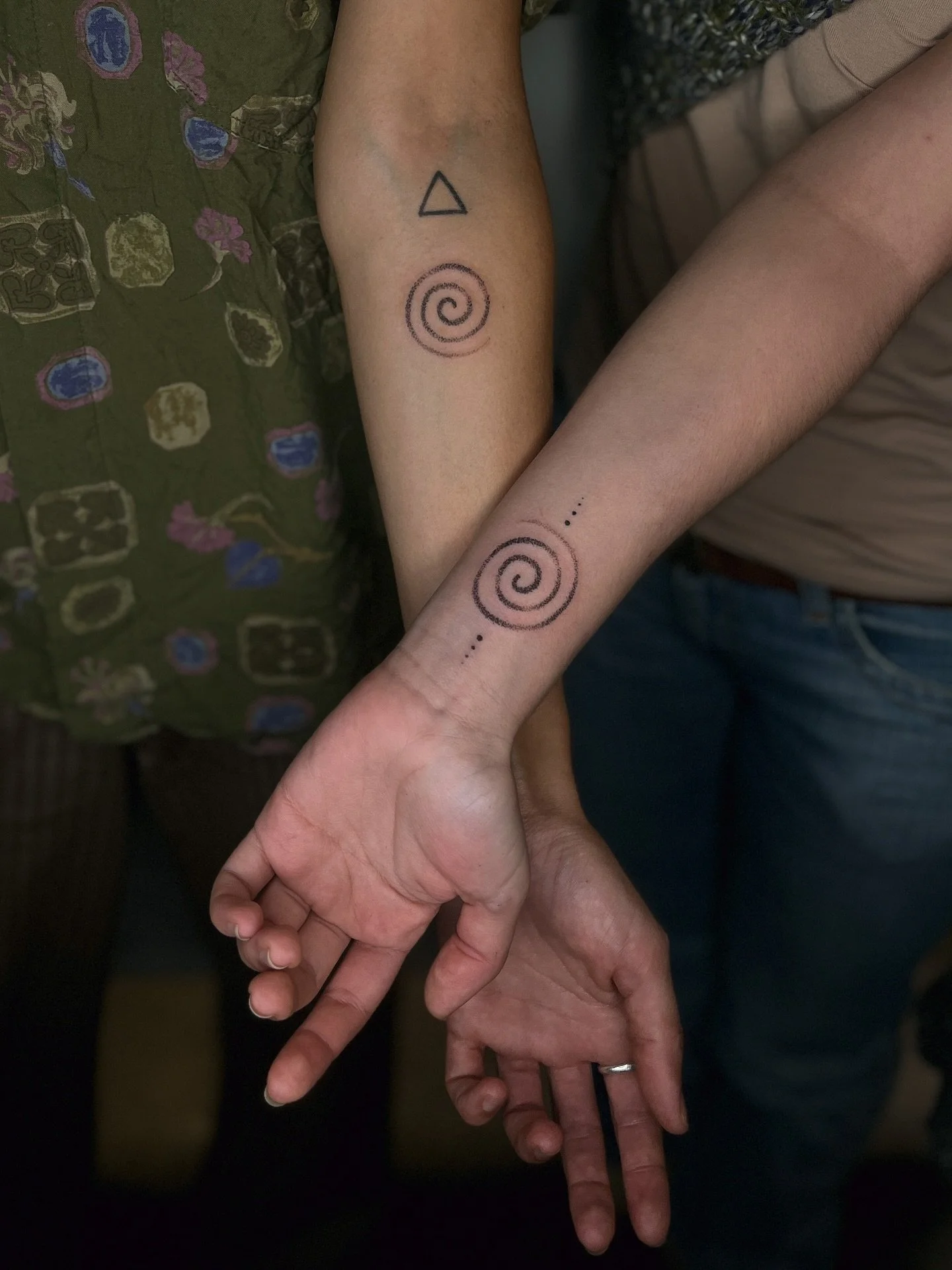 ⋆.˚𖦹⋆ honoured to work on this special spiral tattoo project 𖦹 matching handpoke session for these sisters ⋆.˚𖦹⋆ 

such a beautiful way to mark a relationship, message me to book in double sessions &lt;3

⋆.˚𖦹⋆

#brighton #handpoke #handpokeartis