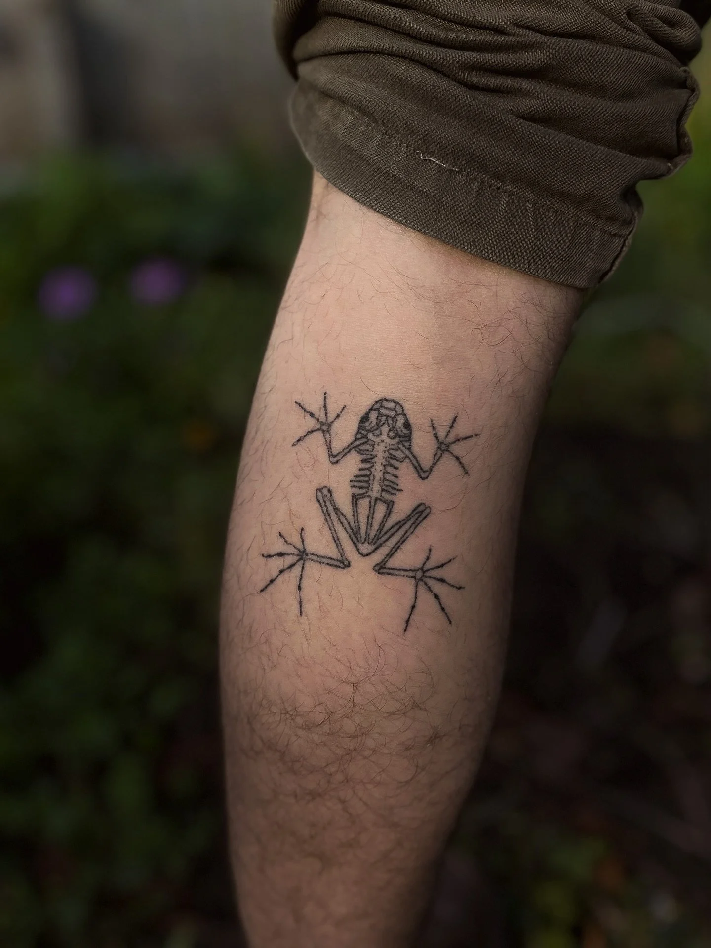 𓆱𖣂 frog skelly tattoo from Blue&rsquo;s Fundraiser Flash 𓆱𖣂 handpoke tattoo on bug 𓆱𖣂 3 weeks settled &bull;

𓆱𖣂 fundraiser flash can be found in my highlights &lsquo;flash to book&rsquo; and my reposted section 𓆱𖣂

✴︎ message to book in, I