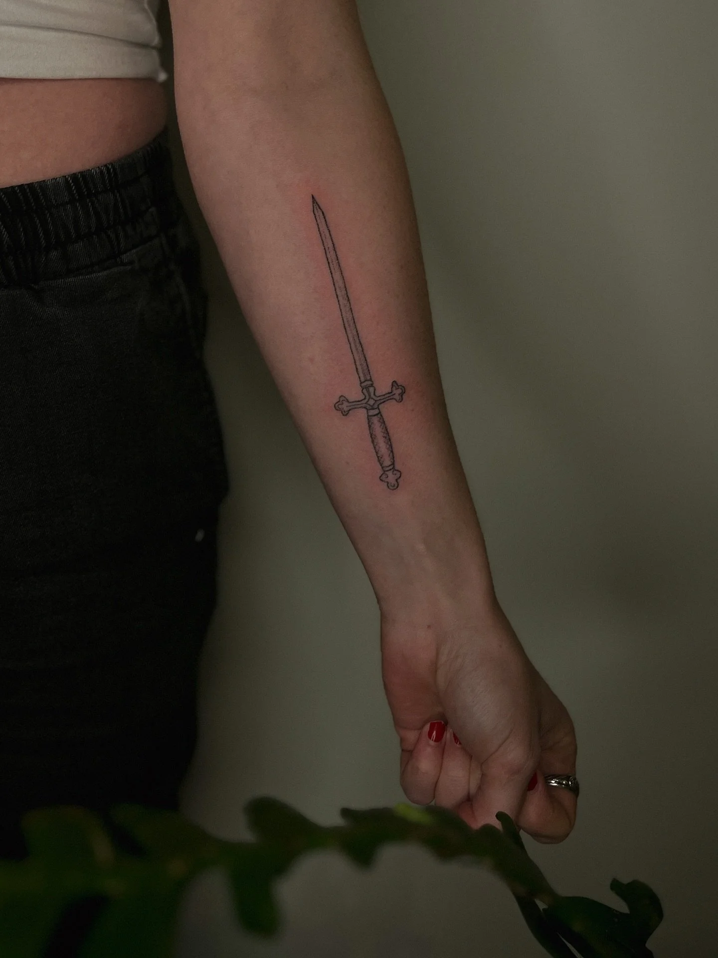 ♱ 𝖍𝖆𝖓𝖉𝖕𝖔𝖐𝖊𝖉 𝖒𝖊𝖉𝖎𝖊𝖛𝖆𝖑 𝖘𝖜𝖔𝖗𝖉 ♱ strength &amp; resilience for esme ♱

&hellip;

#brighton #handpoke #handpokeartist #brightonandhove #brightontattoo #tattoo #tattooartist #finelinetattoo#spiritualtattoo #magictattoo #art #tattoostu