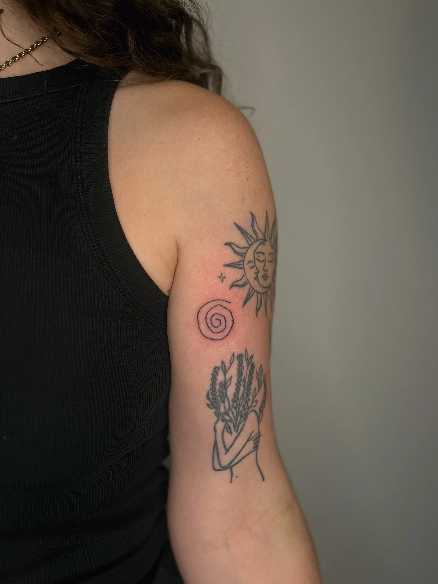 ⋆.˚𖦹⋆.˚ wiggly spiral and trinket tattoo for lauren ⋆.˚𖦹⋆.˚ handpoked ⋆.˚𖦹⋆.˚ 

⋆.˚𖦹⋆.˚ you can add any trinket tattoo to a booking for a reduced price ⋆.˚𖦹⋆.˚ 

✴︎ message to book in, I have space for you! ✴︎

#brighton #handpoke #handpokeartis