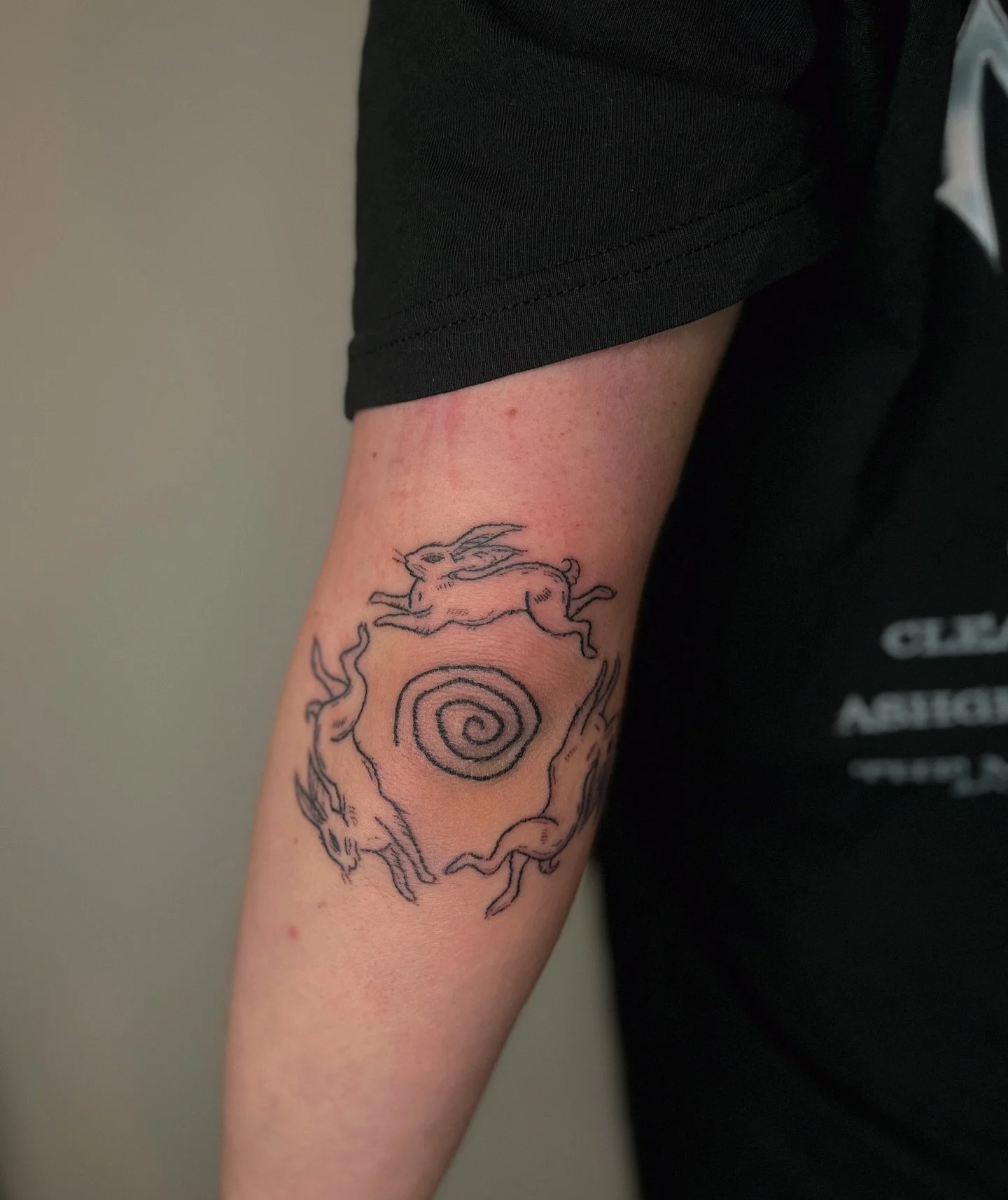 𓃹 elbow spiral hares 𓃹 part one of matching tattoos 𓃹 handpoked for nemo 𓃹

𓃹 this design is adapted from Blue&rsquo;s Fundraiser Flash which can be found in my highlights &amp; reposted section. &pound;20 from this tattoo was donated, link in b