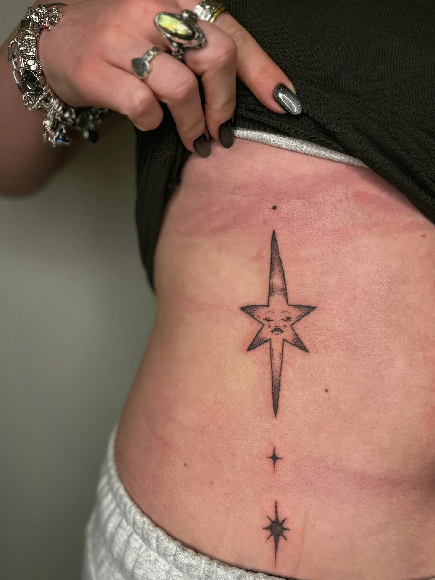 ⋆.˚𖦹⋆sleepy star ✮⋆.˚ handpoked rib tattoo as part of a day session ⋆.˚𖦹⋆✮⋆.˚ would love to do more customs like this ⋆.˚𖦹⋆✮⋆.˚

#tattoo #stomachtattoo #handpokedtattoo #whimsical #ribtattoo