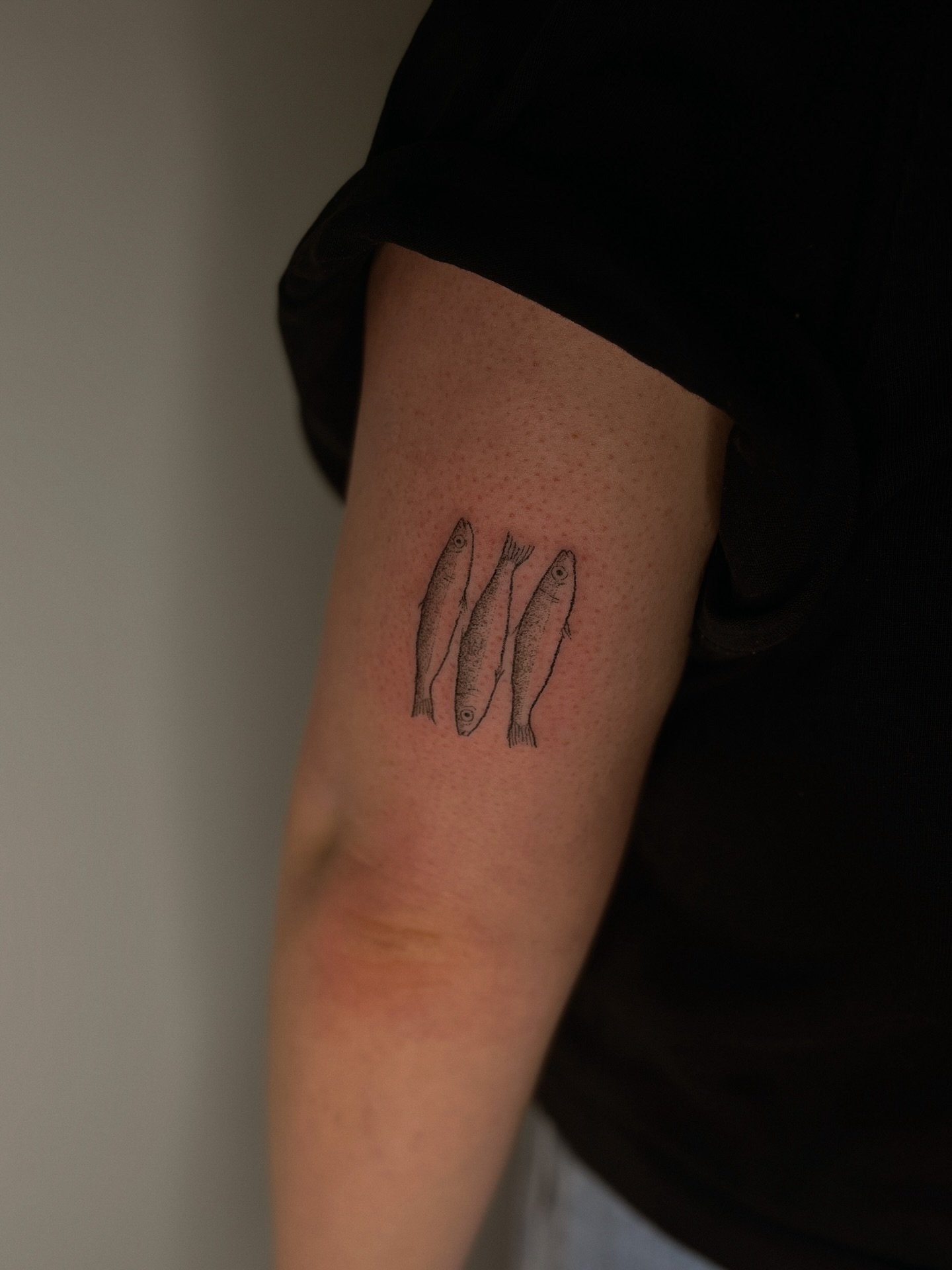 fishies from 𓆝 𓆟𝑼𝒏𝒅𝒆𝒓 𝒕𝒉𝒆 𝑺𝒆𝒂 𝑭𝒍𝒂𝒔𝒉𓆟 𓆝
handpoked tattoo &bull; designs available in my reposted or highlights 𓆝 𓆟

✴︎ message to book in, I have space for you! ✴︎

#brighton #tattoo #handpoketattoo #armtattoo #fishtattoo