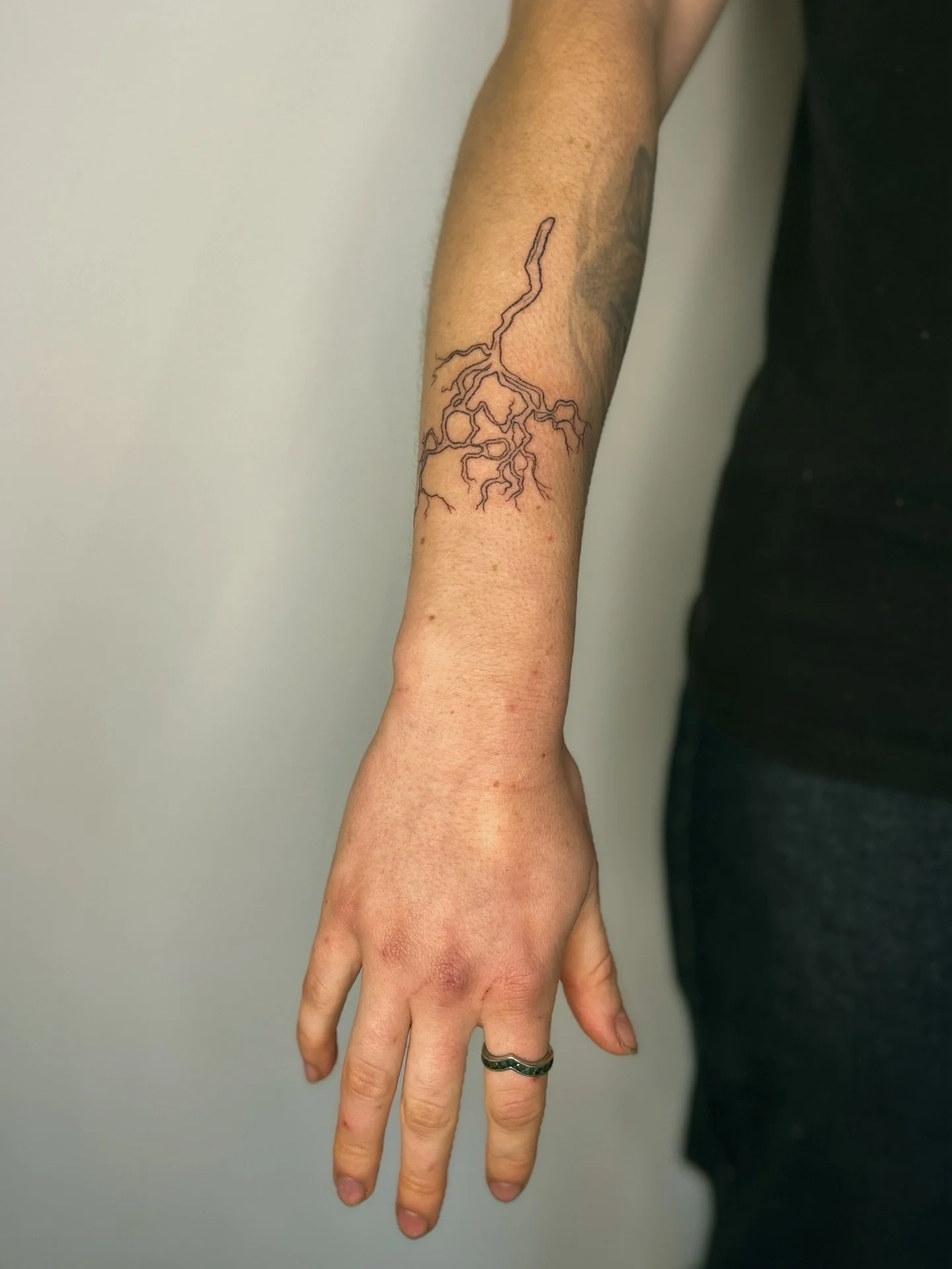 𓆱 tree branch tattoo handpoked for dulcie 𓆱

✴︎ message to book in, I have space for you! ✴︎

#tattoo #armtattoo #treetattoo #handpokedtattoo #brightontattoo