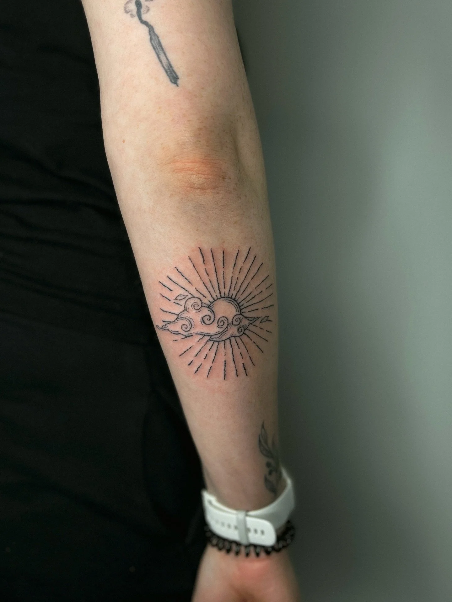 ꥟ ✴︎ sunshine tattoo custom as spring comes ⋆☀︎｡ handpoked ꥟ message to book in ꥟ ✴︎ ⋆☀︎｡ 

#tattoo #suntattoo #armtattoo #whimsicaltattoo #celestialtattoo