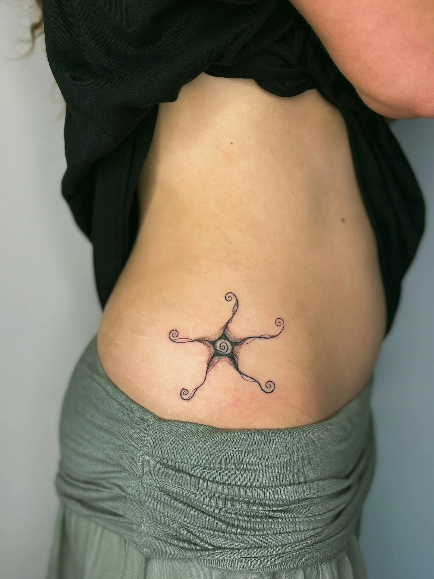 ⋆.˚𖦹⋆.˚ ꥟  custom spirally starfish hip tattoo ⋆.˚𖦹⋆.˚ ꥟  handpoked ⋆.˚𖦹⋆.˚ ꥟ message to book in with your ideas ⋆.˚𖦹⋆.˚ ꥟ 

#spiraltattoo #whimsicaltattoo #oceantattoo #starfishtattoo #handpoketattoo