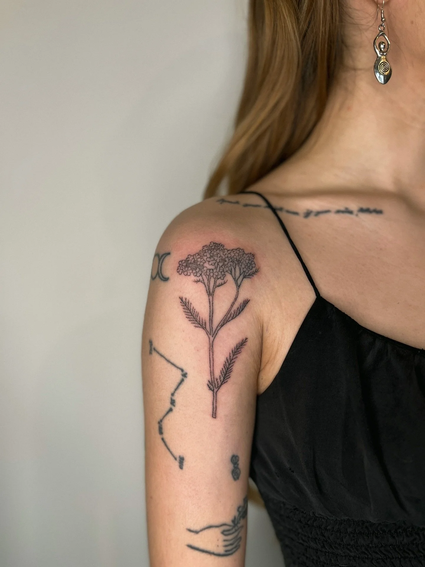 𓇗 handpoked yarrow custom for hatty 𓇗

✴︎ message to book in, I have space for you! ✴︎

#tattoo #handpokedtattoo #botanicaltattoo #flowertattoo #armtattoo