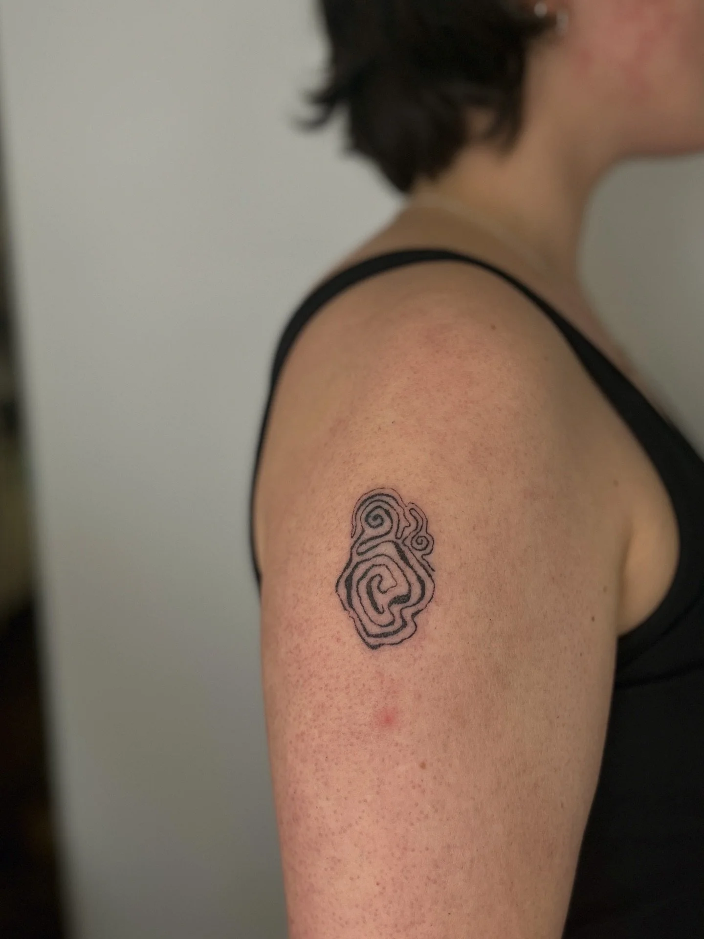 𖡼𖤣𖥧𖡼 matching shoulder wood worm tattoos 𖡼𖤣𖥧𖡼 loved doing this pair 𖡼𖤣𖥧𖡼 

𖡼𖤣𖥧𖡼 message to book in 𖡼𖤣𖥧𖡼 

#whimsicaltattoo #tattoo #handpoketattoo #shouldertattoos #ecotattoo