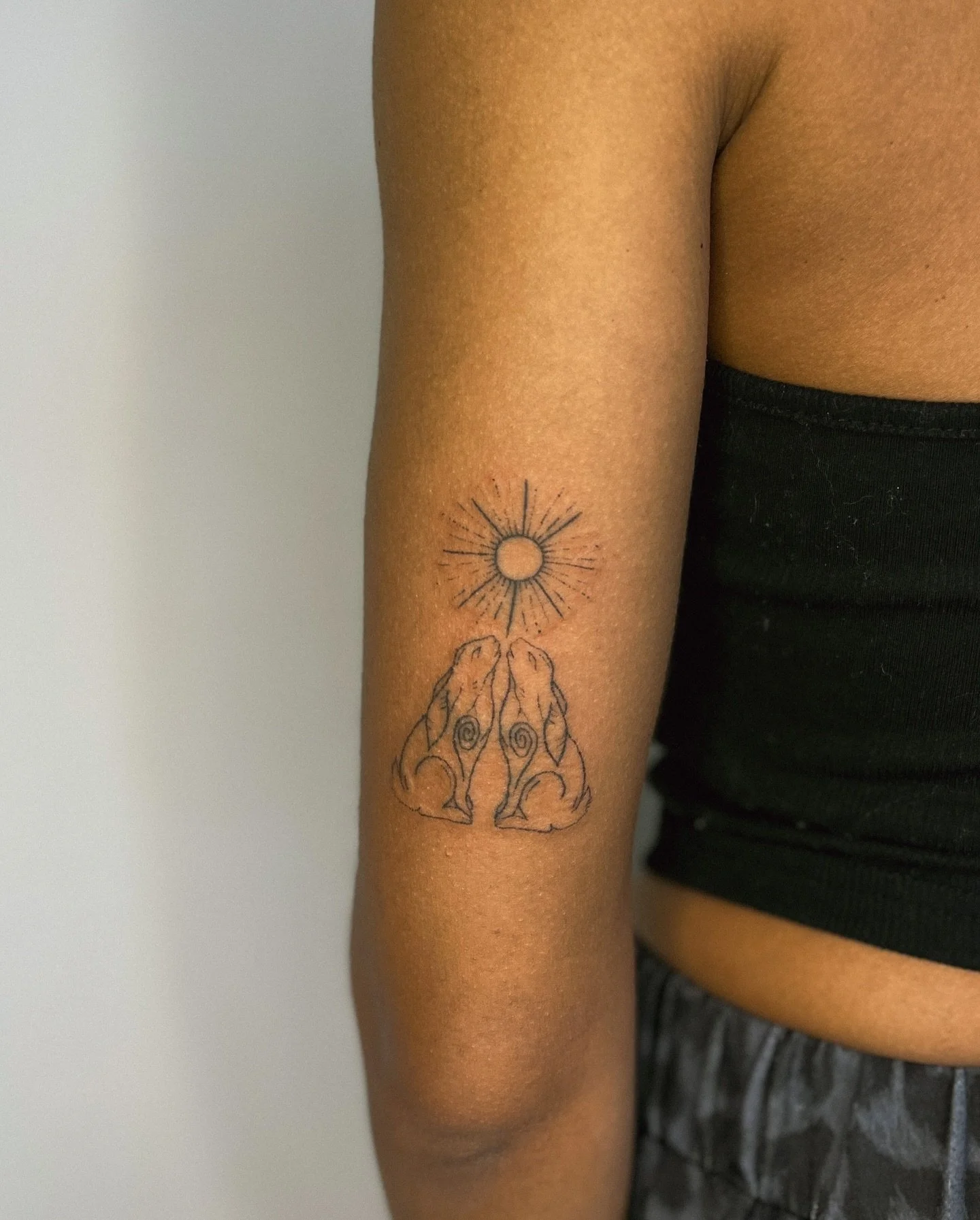 ꥟ ✴︎ 𓃹 custom sunshine hares from the start of spring ꥟ ✴︎ 𓃹 handpoked tattoo ꥟ ✴︎ 𓃹 

꥟ ✴︎ 𓃹 message me to book in ꥟ ✴︎ 𓃹

#handpoke #haretattoo #suntattoo #whimsy #whimsicaltattoo