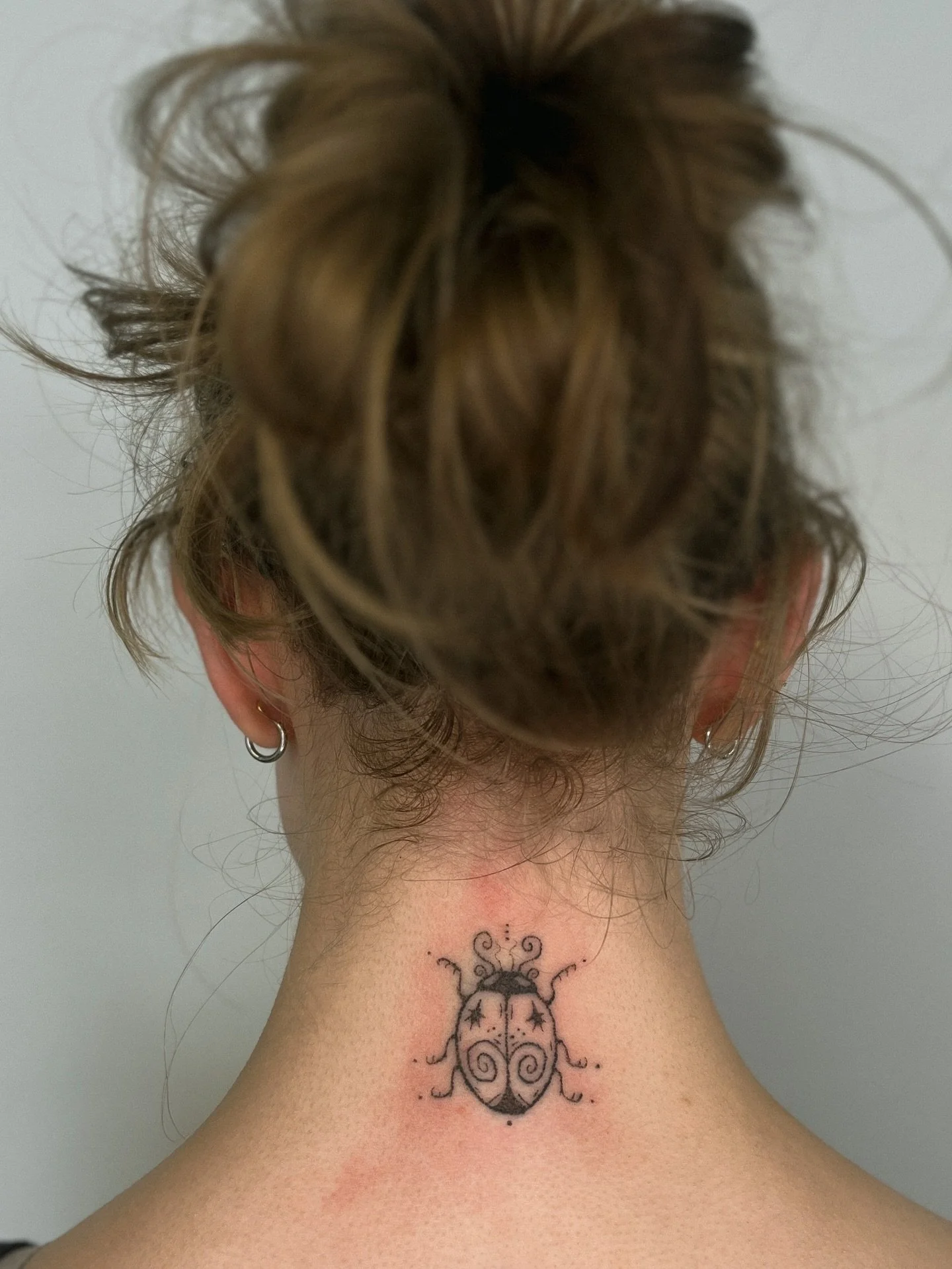 ⋆.˚𖦹⋆.˚ ꥟ ⋆ handpoked whimsical sparkly swirly bug custom neck tattoo 𖦹⋆.˚ ꥟ ⋆ message me for all your ideas! ⋆.˚𖦹⋆.˚ ꥟ ⋆ 

⋆.˚𖦹⋆.˚ ꥟ ⋆
#whimsy #whimsicaltattoo #bugtattoo #handpoke #startattoo