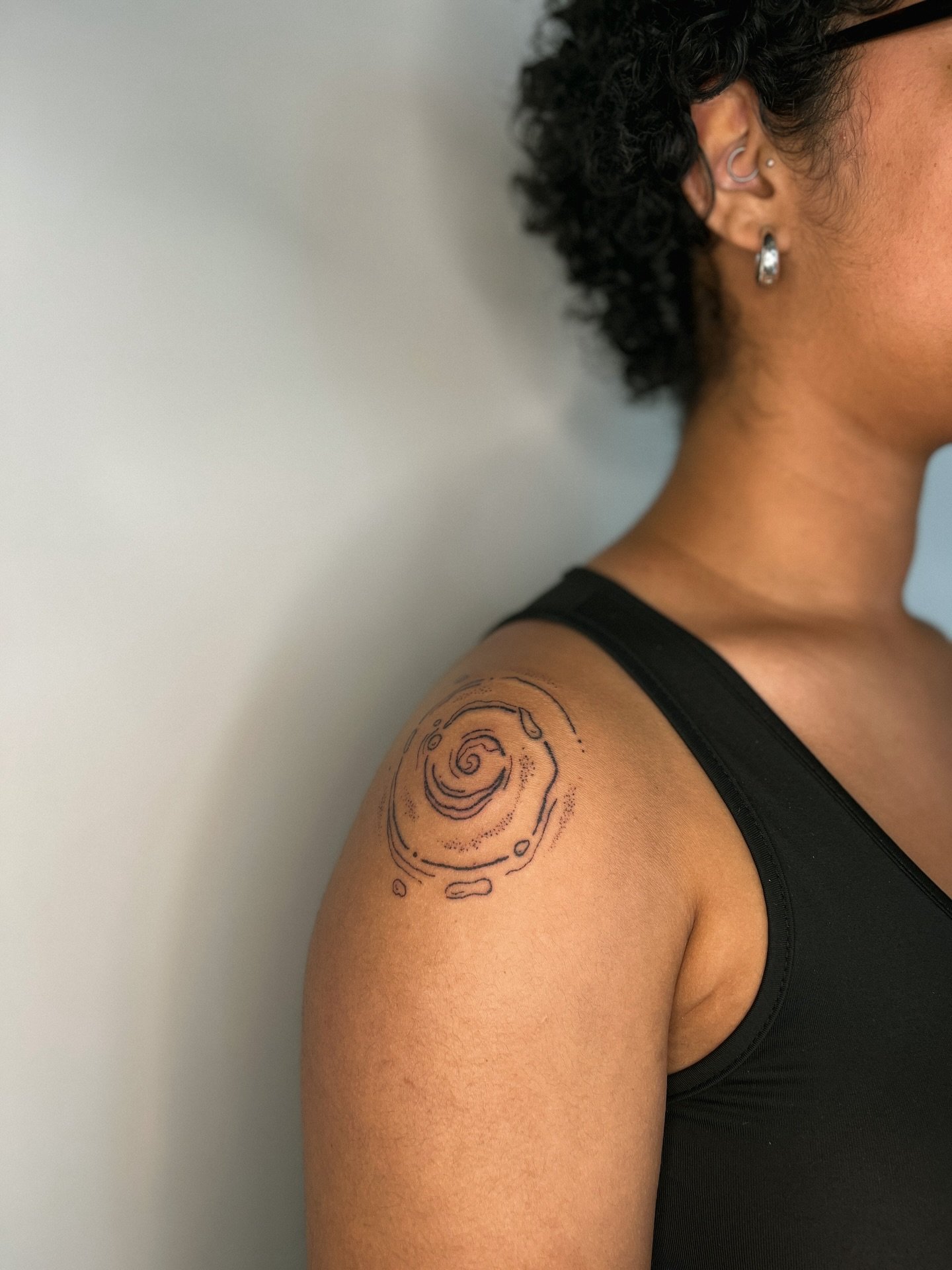 𖦹 spirally watery double shoulder tattoo custom 𖦹 message to make your handpoked dreams come true 𖦹

𖦹 #handpoke #spiraltattoo #shouldertattoo #whimsy #spirals