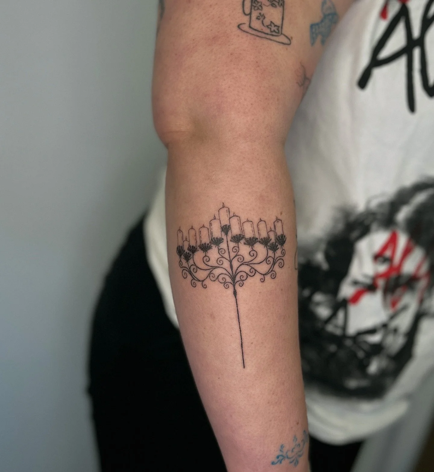 ⋆.˚𖦹⋆.˚ ꥟ finally got to tattoo these candles from my florence flash ⋆.˚𖦹⋆.˚ ꥟ message to book in ⋆.˚𖦹⋆.˚ ꥟

⋆.˚𖦹⋆.˚ ꥟
#handpoked #tattoo #florence #whimsygoth #spirals