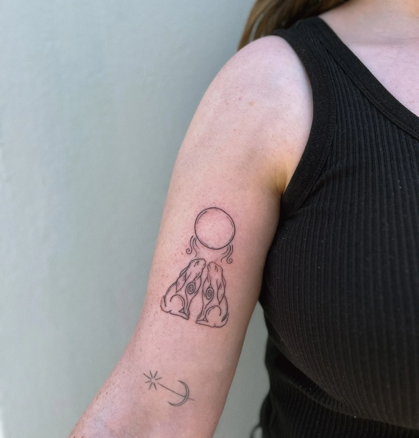 ꥟ ✴︎ 𓃹 full moon gazing hares, handpoked ꥟ ✴︎ 𓃹 i got to tattoo this on the rare blue full moon, how magical ꥟ ✴︎ 𓃹  message to book in! 

꥟ ✴︎ 𓃹
#handpoketattoo #haretattoo #whimsical #magical #fullmoon
