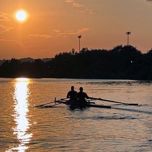 Comp scullers take on the morning, some with their sights set on the first race of the season &ndash; Stonewall Regatta on June 7 hosted by @dcstrokesrowing.

📸 by Head Coach @bob.reichart