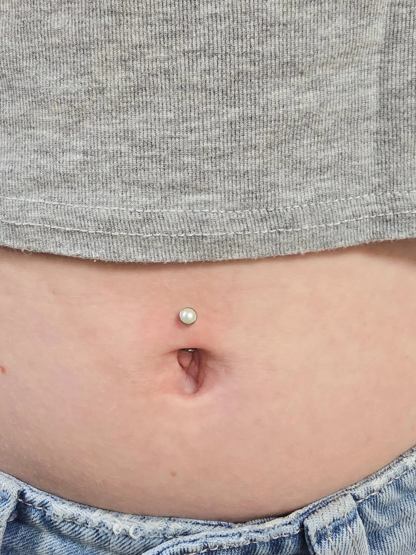 Did you know that right now is the BEST time to get that navel piercing you've been dreaming of? With a year long healing journey, it can be a while before they are ready for dangles or super decorative jewelry.
They're also very anatomy dependent!
