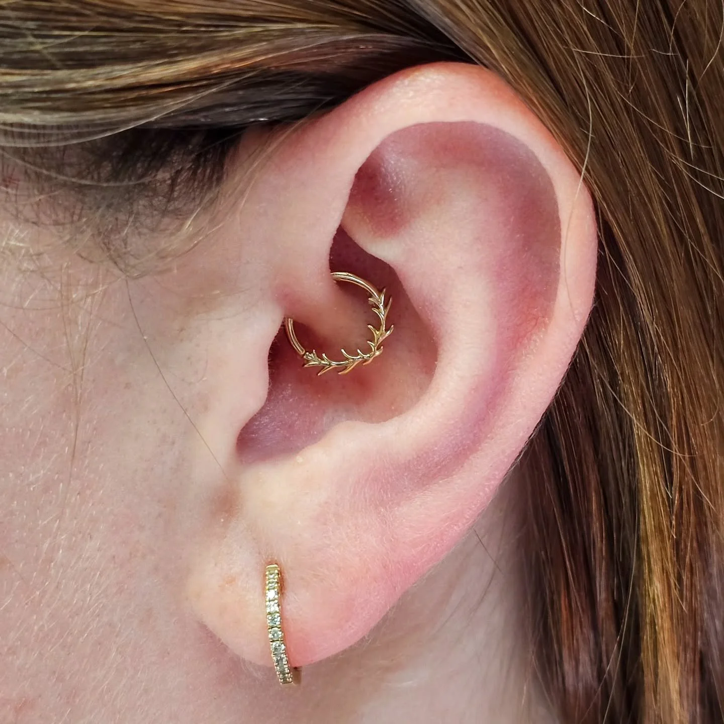 Forever in love with the Raven clicker from @junipurrjewelry! These go perfectly in a septum or daith, and I've always wanted to see a pair go into a second set of lobes.
They are hard to come by, and never last long though. So far, we have one lef