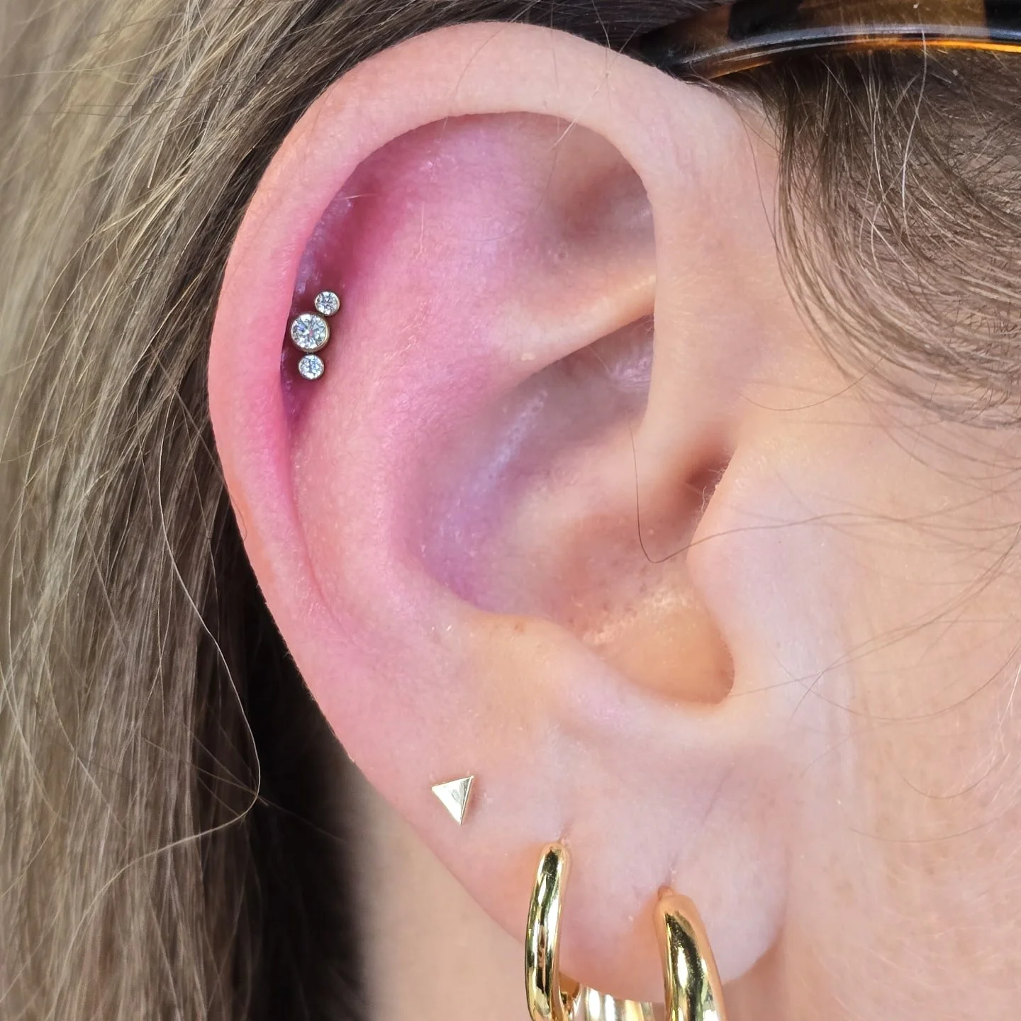 Love a classic three gem curve in titanium! Jewelry should fit your aesthetic, and your anatomy. With a deeper helix curve, we definitely wanted to go for a piece that was taller than wide, and I think we nailed it!

#tempestpiercing #hawthornbodyart