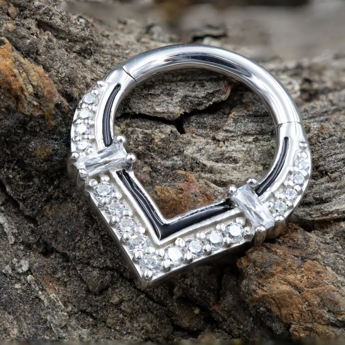 The Uprise clicker from @buddhajewelryofficial is absolutely stunning! We are head over heels for this piece in a septum or healed daith piercing. White gold with black enamel and bunches of gorgeous CZ.

#safepiercing #tempestpiercing #hawthornbodya