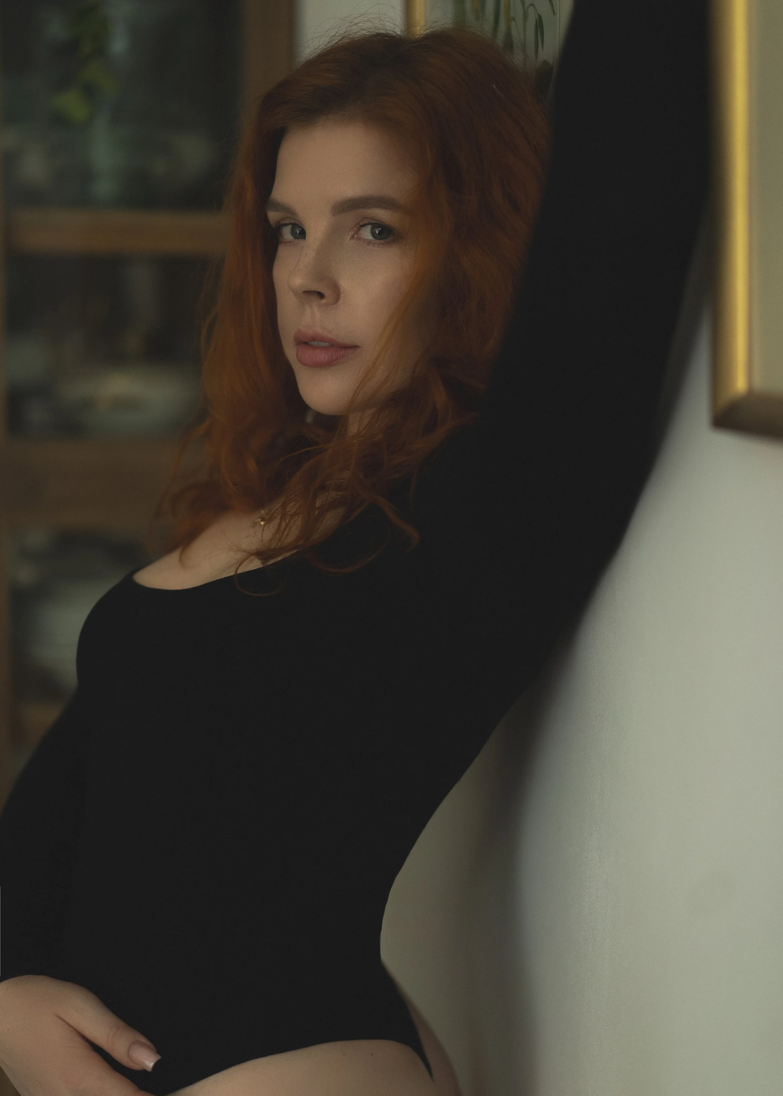 Künstlerisches Boudoirbild mit Fashion-Flair, aufgenommen in einem stilvollen Studio – ideal für moderne Frauenfotografie mit Tiefgang im Raum Rhein-Main.