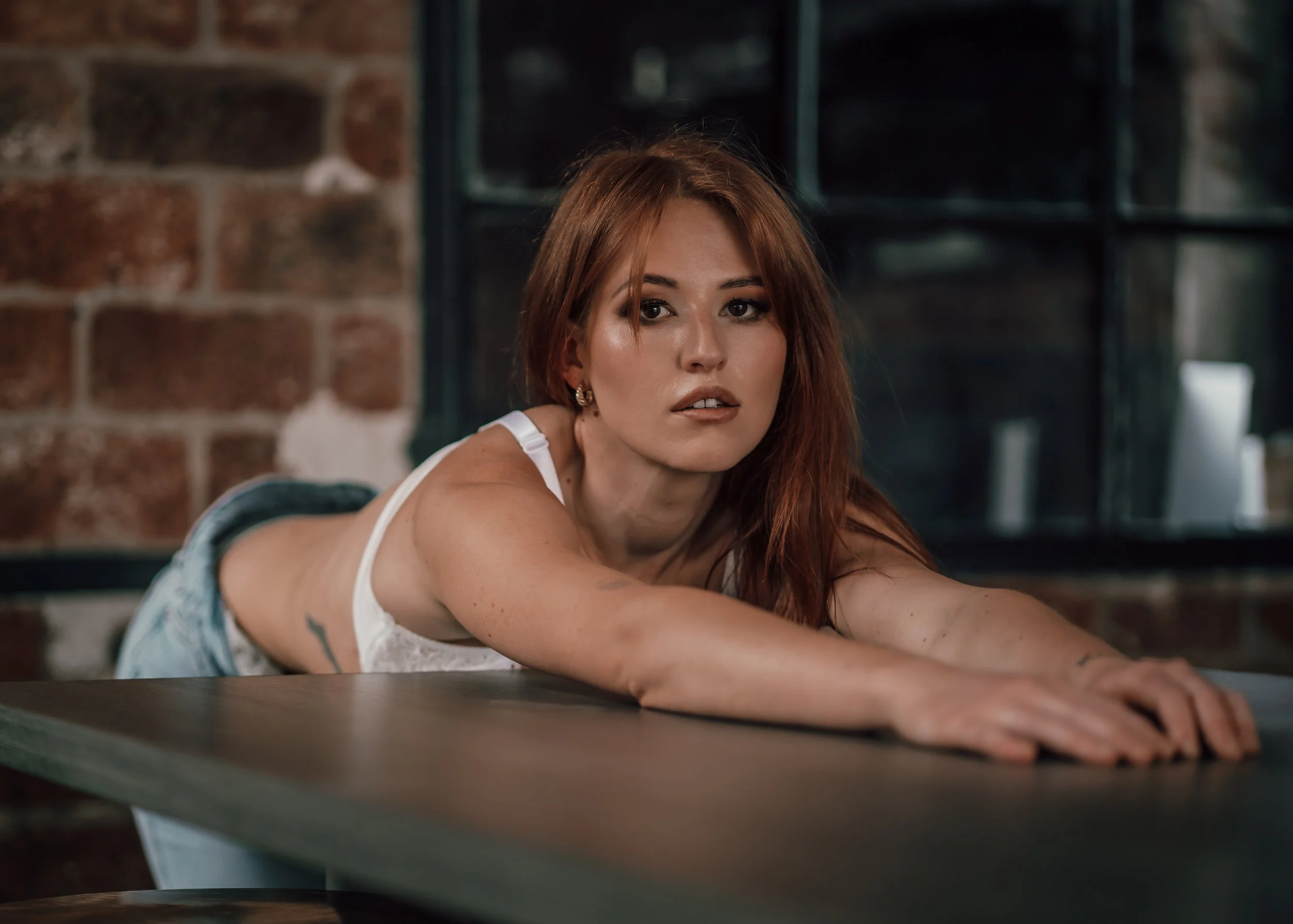 Studioaufnahme einer Frau in eleganter Lingerie – professionelle Boudoirfotografie in modernem, warmem Look, fotografiert für Kundinnen aus Frankfurt, Mainz und dem Taunus.