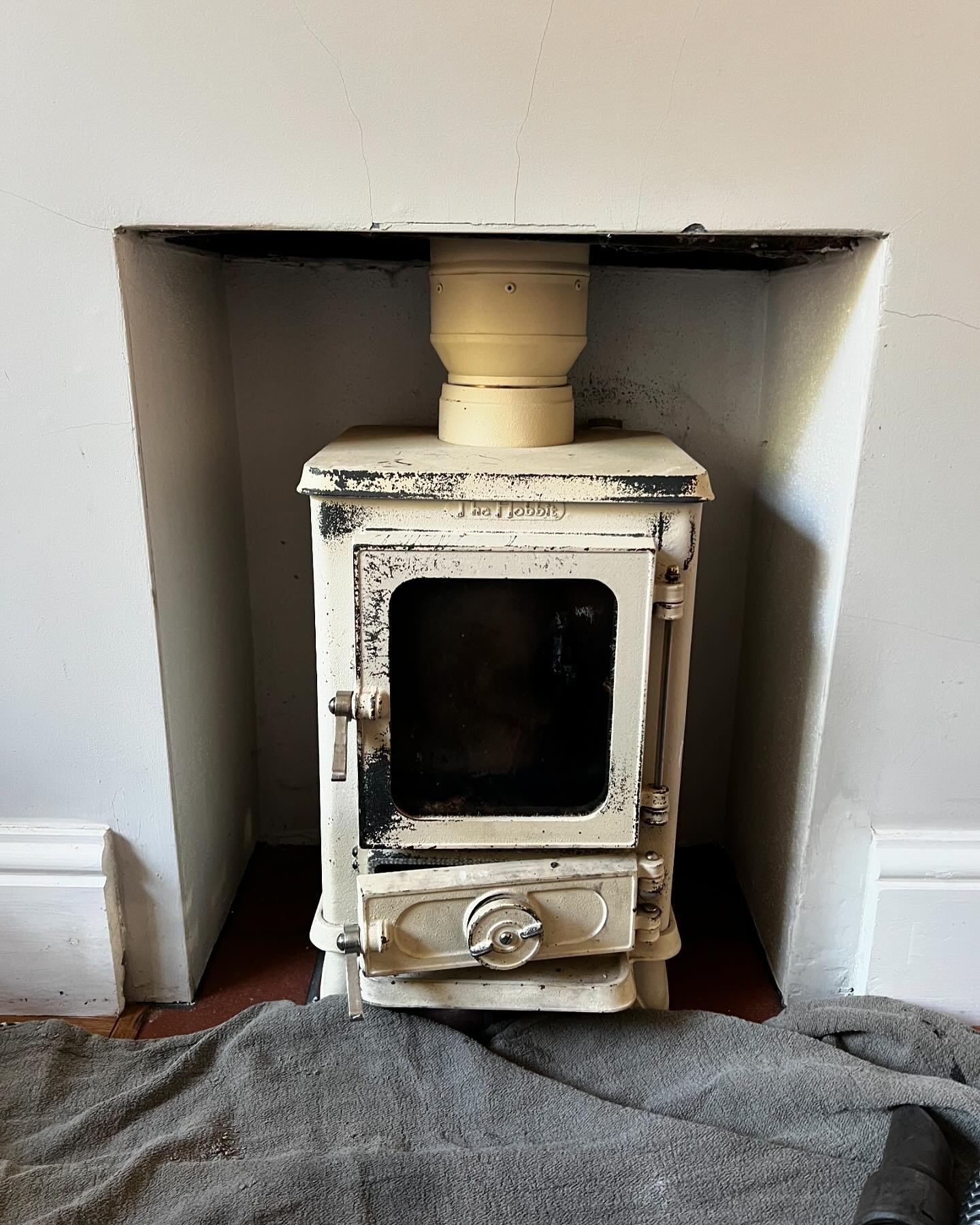 Saturday shift starts with this lovely little @salamanderstoves hobbit 

A stove known for being small but mighty. 

With great looks and being able to have your own stove in multiple colours they really our unique and individual. 

And don&rsquo;t w