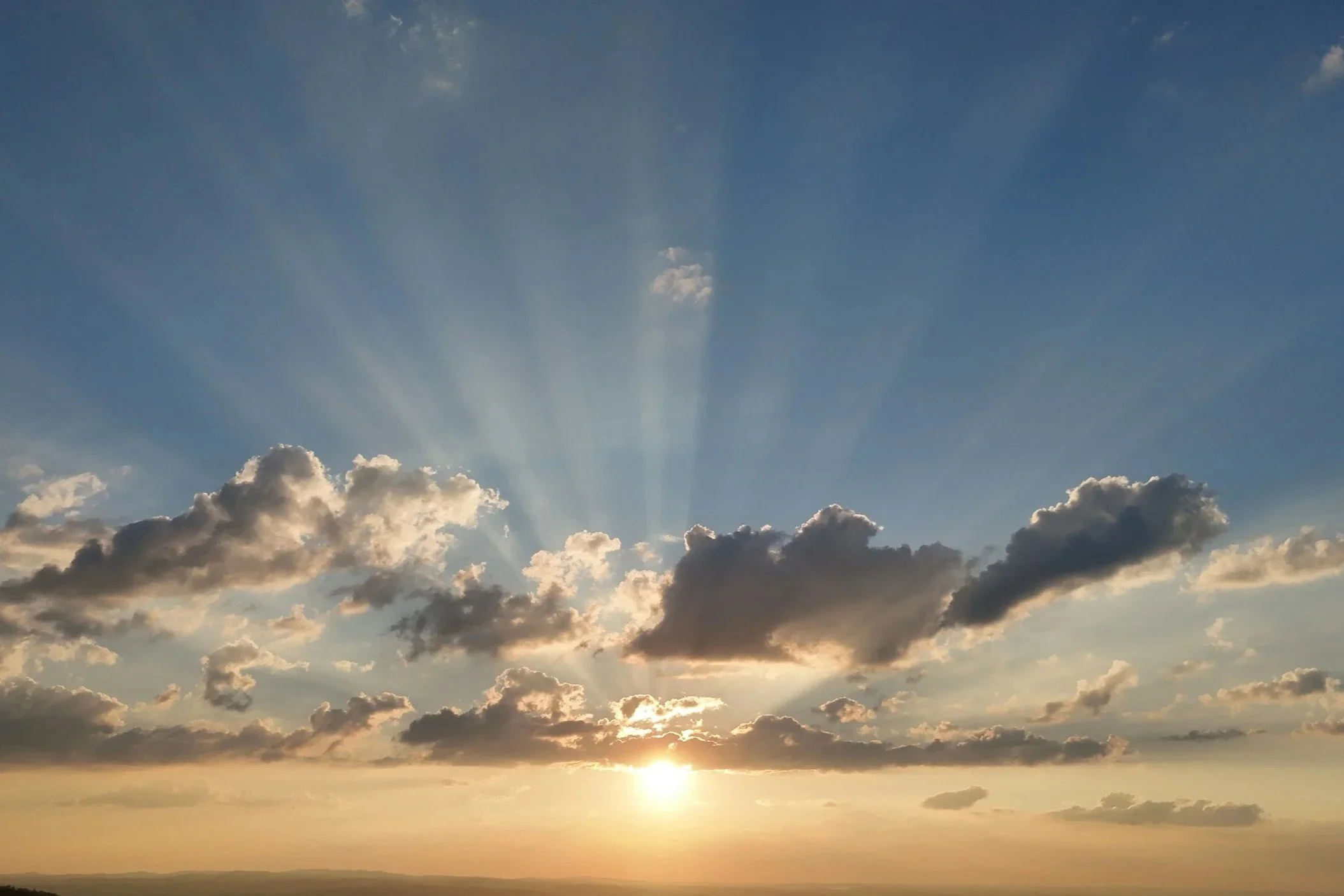 Rayos de sol que atraviesan las nubes al atardecer