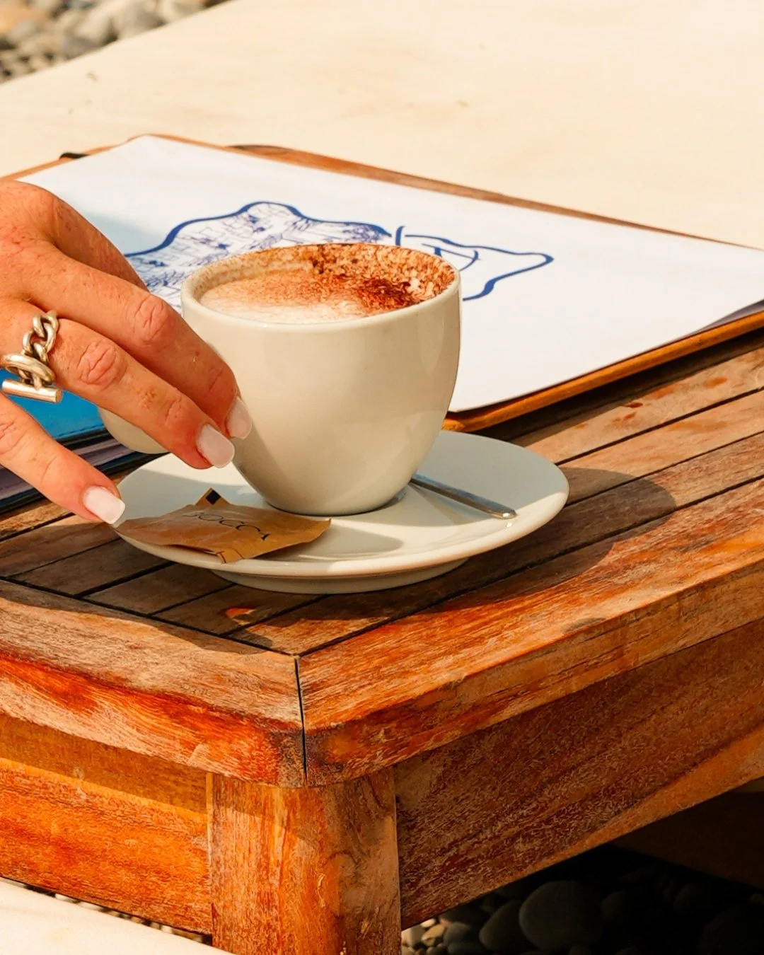 L&rsquo;instant caf&eacute;.

&mdash;&mdash;
🍽️ Bocca Mar
💙 Dolce Vita sur la prom
🕑 La plage ouvre de 9h00 &agrave; 17h30, suivant les conditions m&eacute;t&eacute;os
📍15 Promenade des Anglais, 06300, Nice
#beachclub #boccamar #southoffrance #re