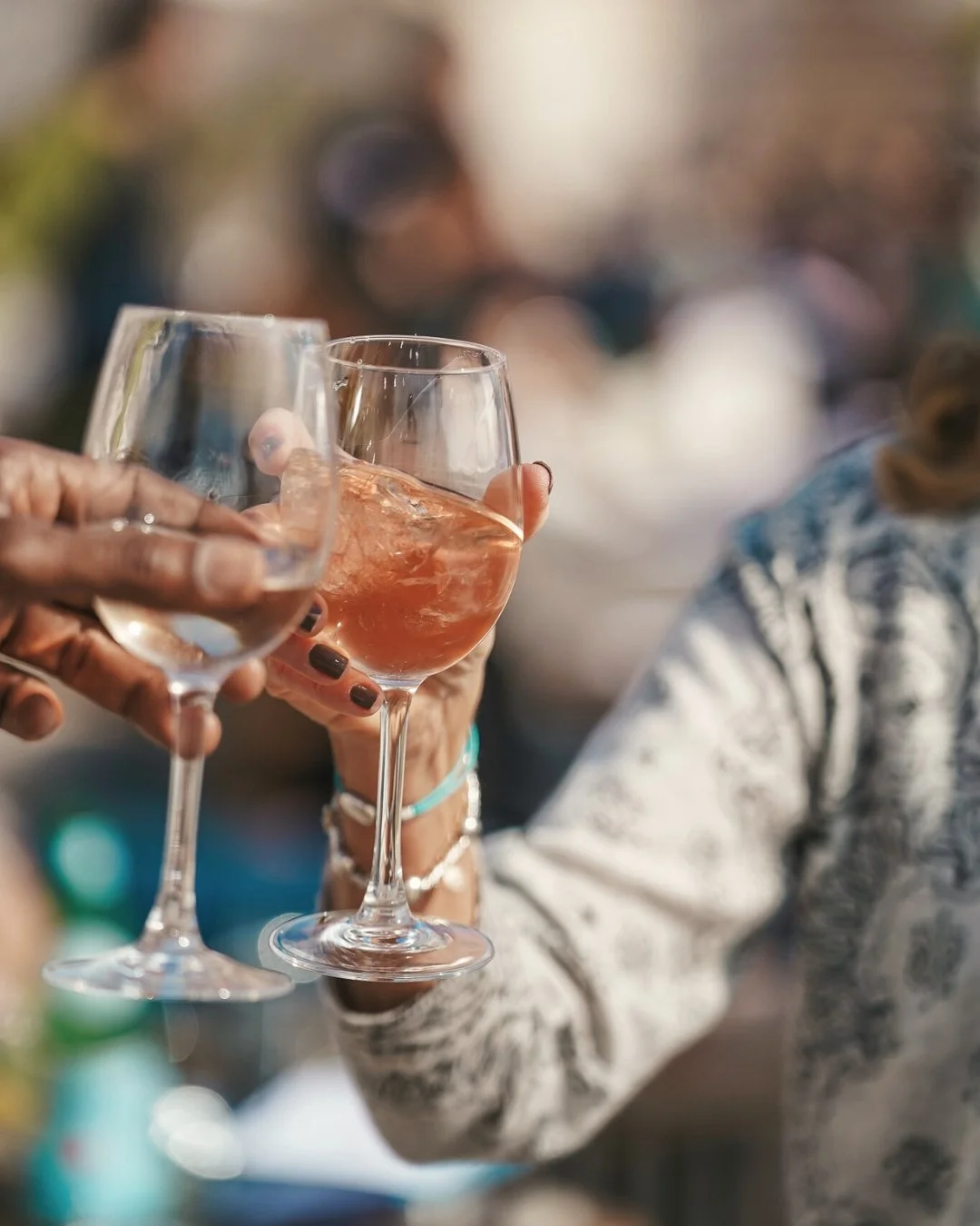 La M&eacute;diterran&eacute;e, un verre &agrave; la main.

&mdash;&mdash;
🍽️ Bocca Mar
💙 Dolce Vita sur la prom
🕑 La plage ouvre de 9h00 &agrave; 17h30, suivant les conditions m&eacute;t&eacute;os
📍15 Promenade des Anglais, 06300, Nice
#beachclub