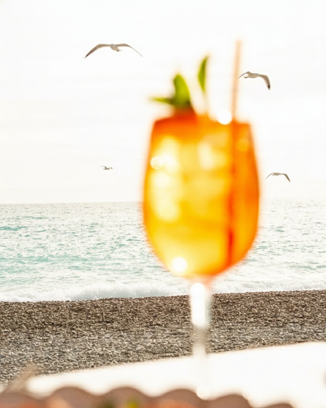 Un cocktail au bord de l'eau.

&mdash;&mdash;
🍽️ Bocca Mar
💙 Dolce Vita sur la prom
🕑 La plage ouvre de 9h00 &agrave; 00h00, suivant les conditions m&eacute;t&eacute;os
📍15 Promenade des Anglais, 06300, Nice
#beachclub #boccamar #southoffrance #r