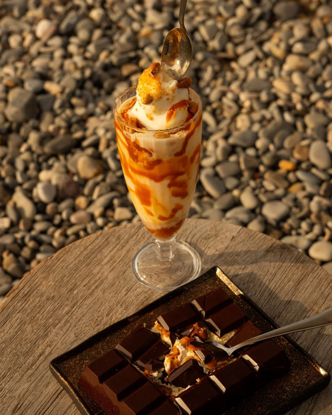 Le tout baign&eacute; dans l'&eacute;clat riche du coucher de soleil.

&mdash;&mdash;

🍽️ Bocca Mar
💙 Dolce Vita sur la prom
🕑 La plage ouvre de 9h00 &agrave; 00h00, suivant les conditions m&eacute;t&eacute;os
📍15 Promenade des Anglais, 06300, Ni