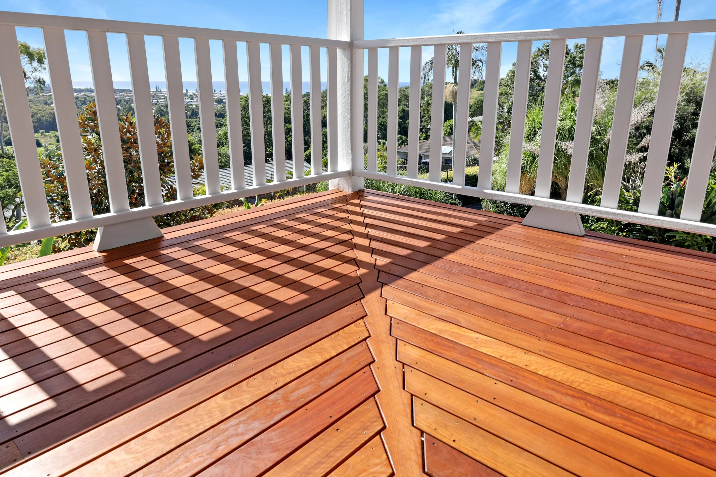 Detail of king plank decking by Arcbuild's award winning tradespeople.