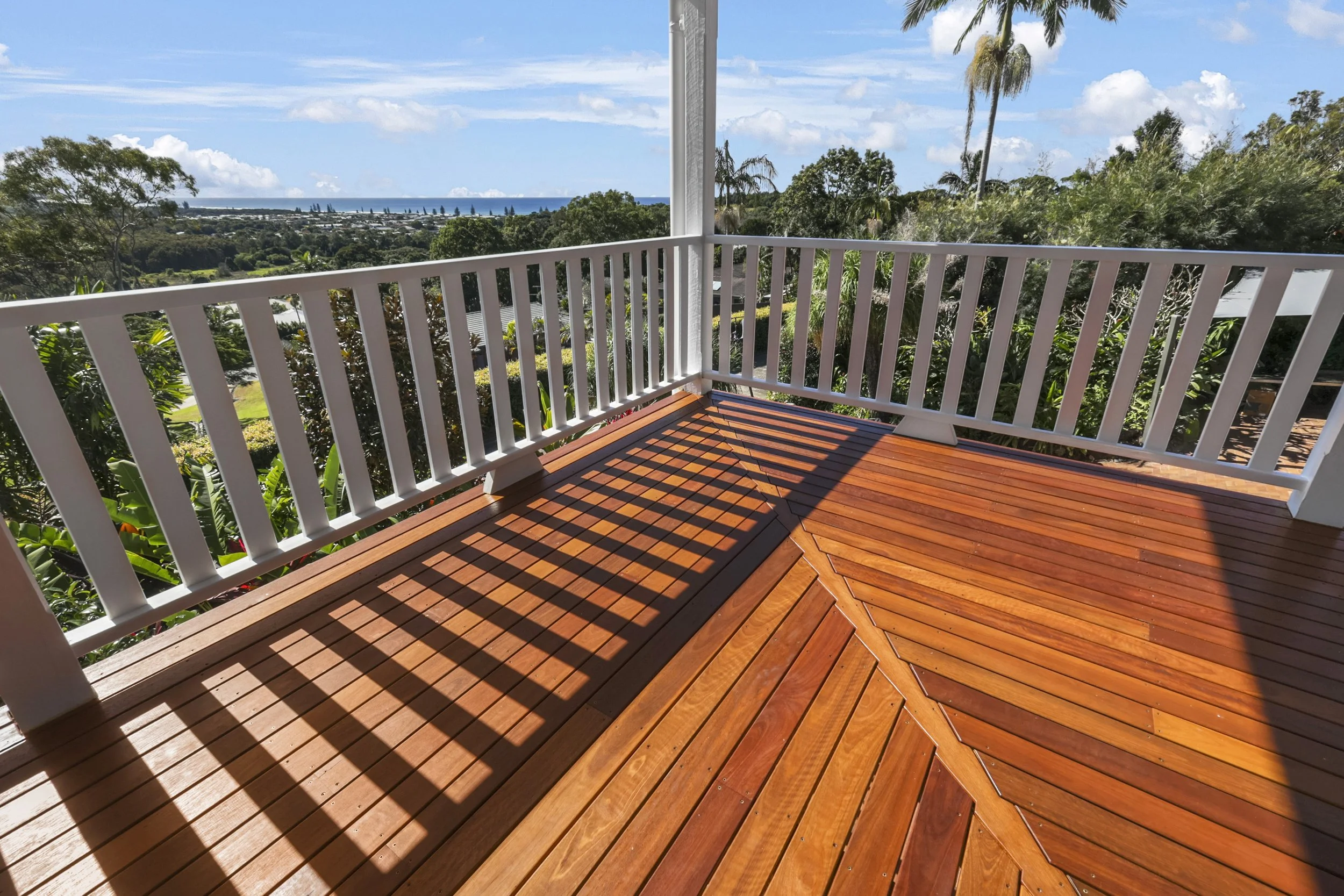 Detail of king plank decking by Arcbuild's award winning tradespeople.