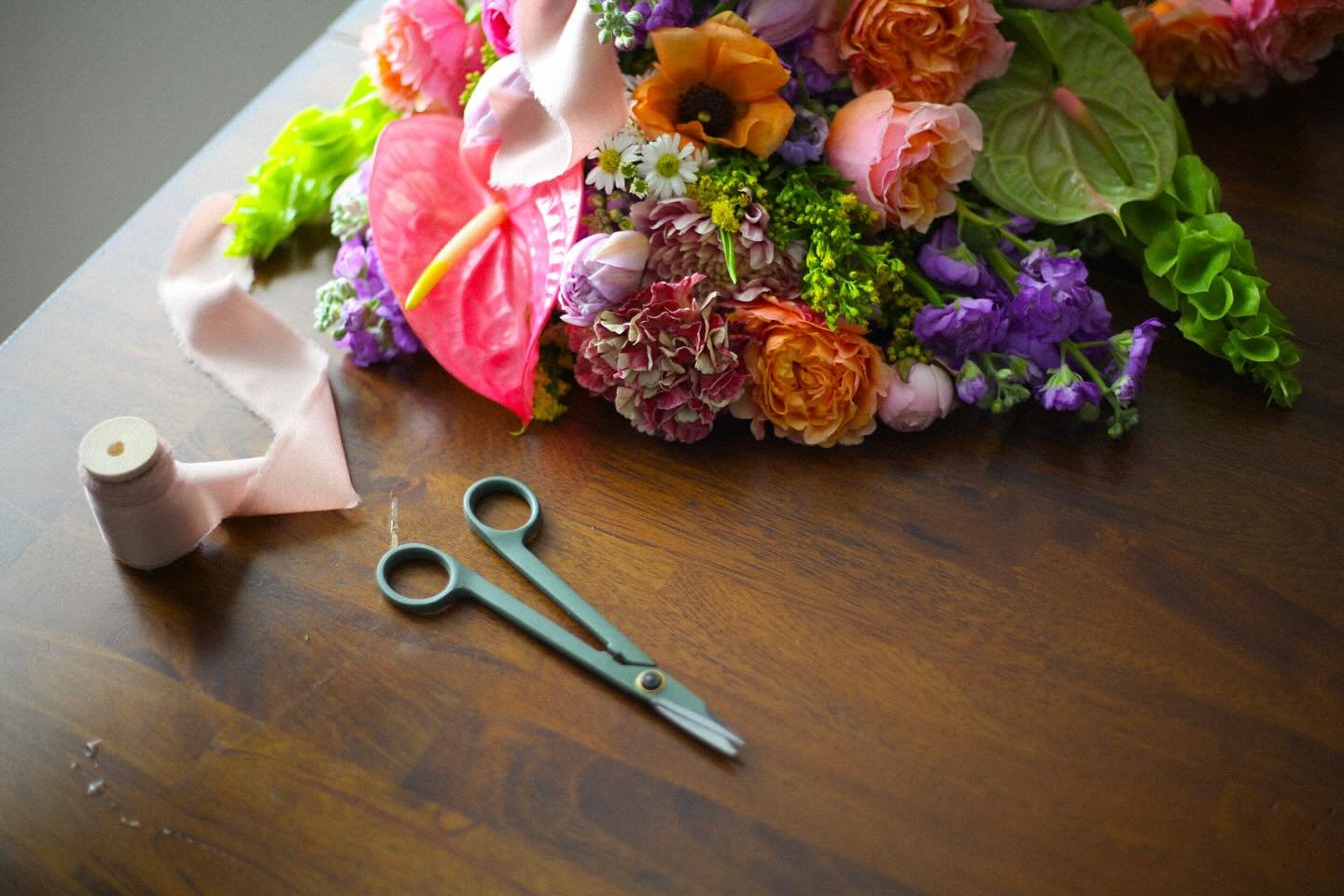 Your wedding flowers don&rsquo;t just appear &mdash; They&rsquo;re conjured with a potion consisting of ribbon, clippers, caffeine, and a heaping dose of 70s music. 

Ready for some magic? 🪄 DM me for prices! 

@katiewingfield 📸
#WeddingFlorist 
#F
