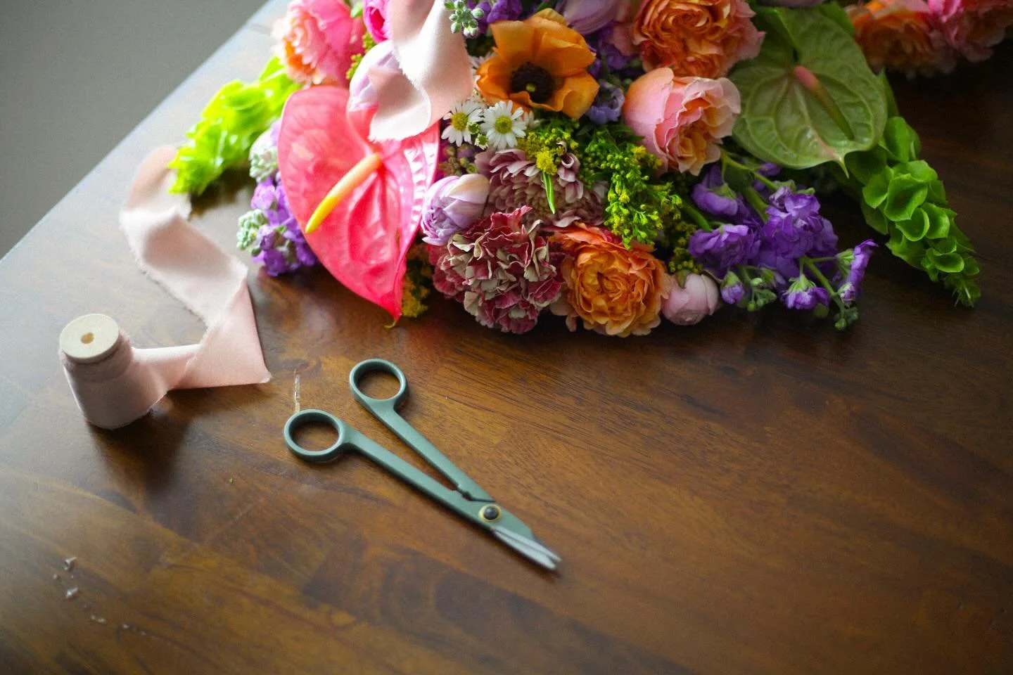 Your wedding flowers don’t just appear — They’re conjured with a potion consisting of ribbon, clippers, caffeine, and a heaping dose of 70s music.
Ready for some magic? πͺ DM me for prices!
@katiewingfield πΈ
#WeddingFlorist
#F
