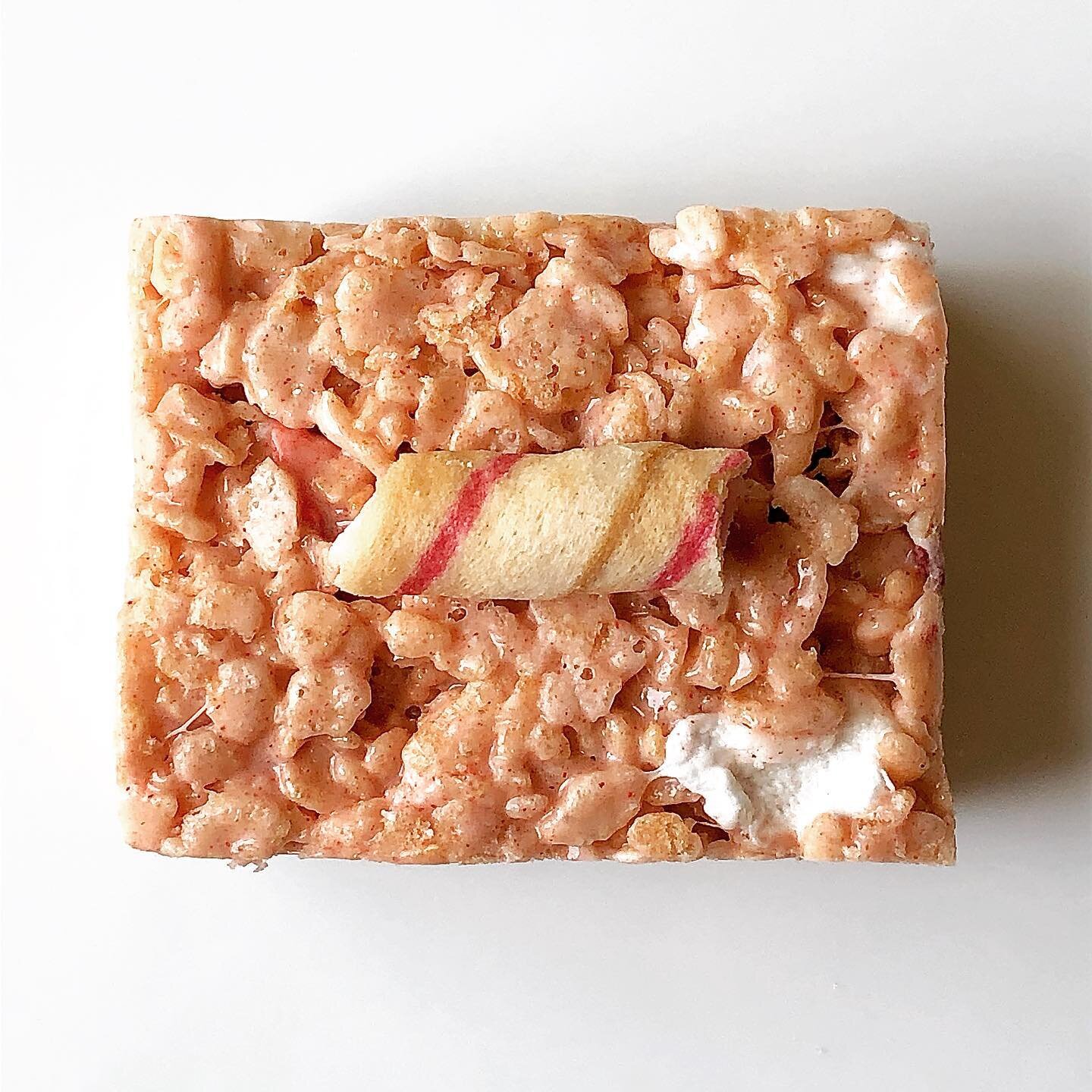 STRAWBERRY COOKIES AND CREAM RICE CRISPIE TREAT &mdash;  July Featured Flavor # 1

Strawberry season continues with the iconic combination of strawberries and cream!

-strawberry flavored rice crispie treat base
-Golden Oreo&reg;️cookie pieces
-freez