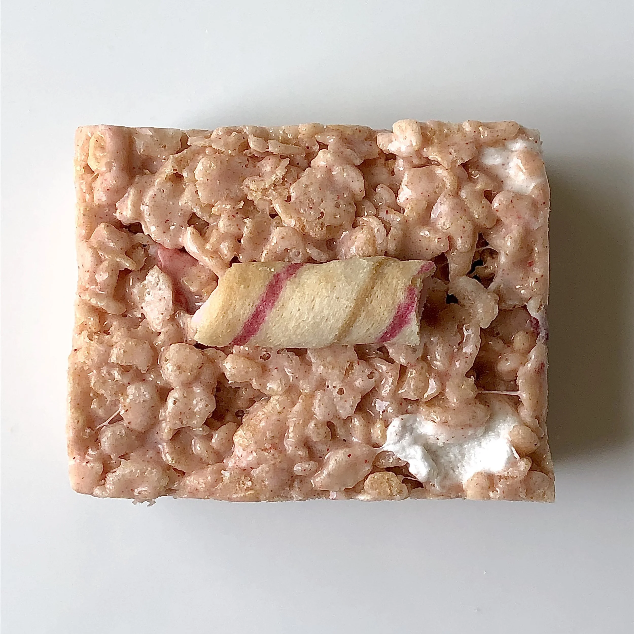 STRAWBERRY COOKIES AND CREAM RICE CRISPIE TREATS