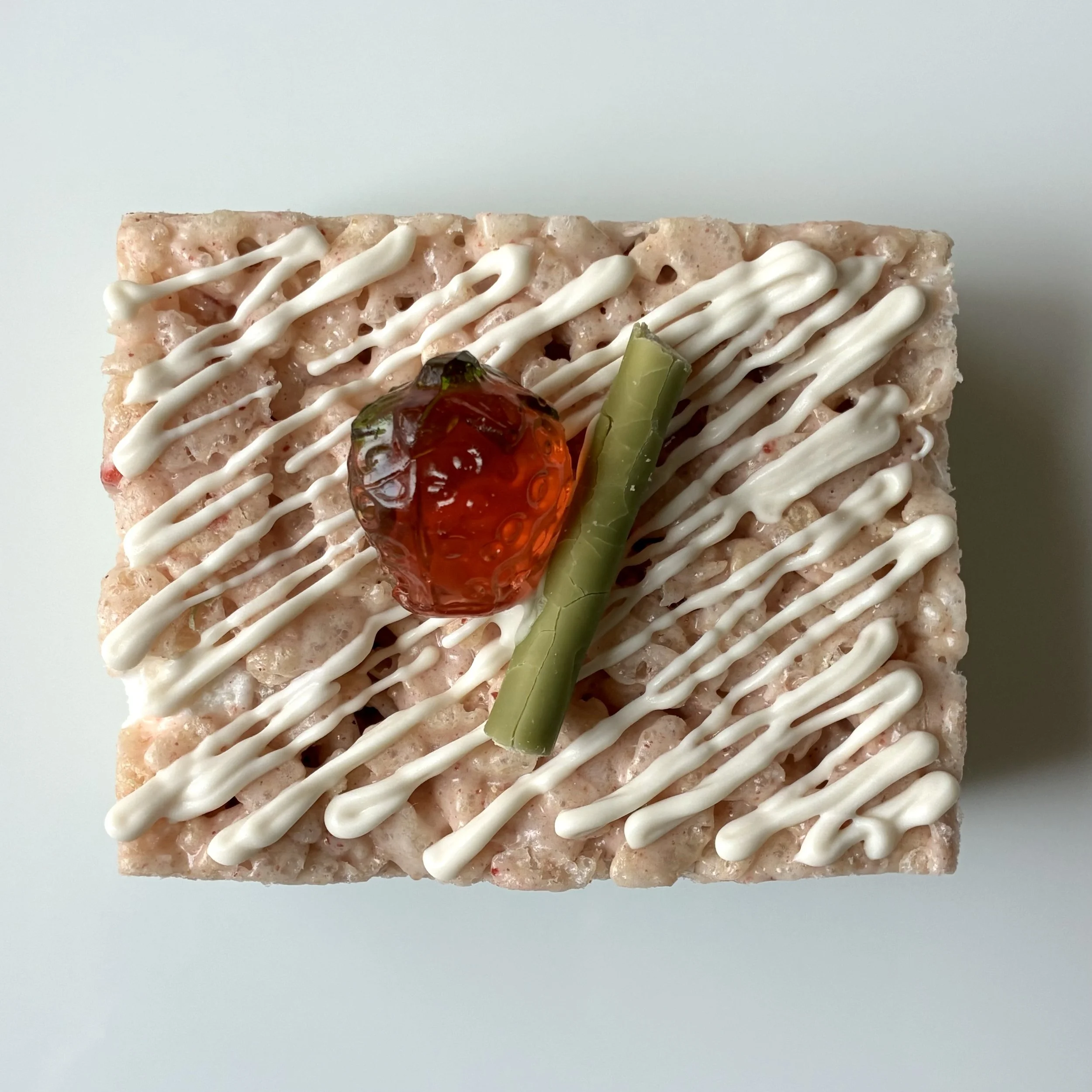 strawberry matcha rice crispie treat