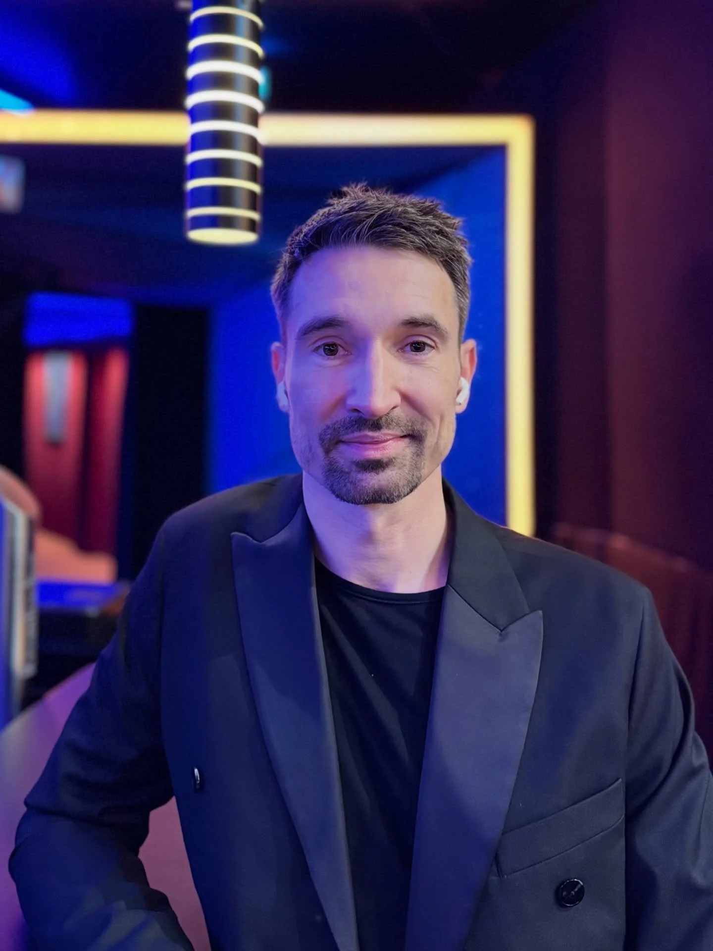 @tipiamkanzleramt 
#behindthescenes #jazzsinger #maleportrait 
tx to @isobelafonte 📷