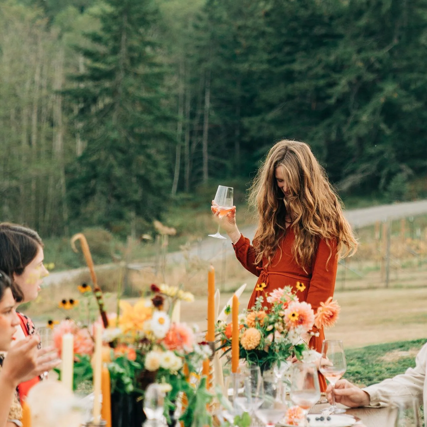 The wine garden in all its glory. 💫

Feeling all the feels; filling all the fills. 🍷 @insta_tab sipping 
our best selling 2021 Isla Ros&eacute; 🍑 🍓 

#orcasislandwinery #orcasisland #wawine #visitsanjuans #iykyk #winerylife #boutiquewinery #winer
