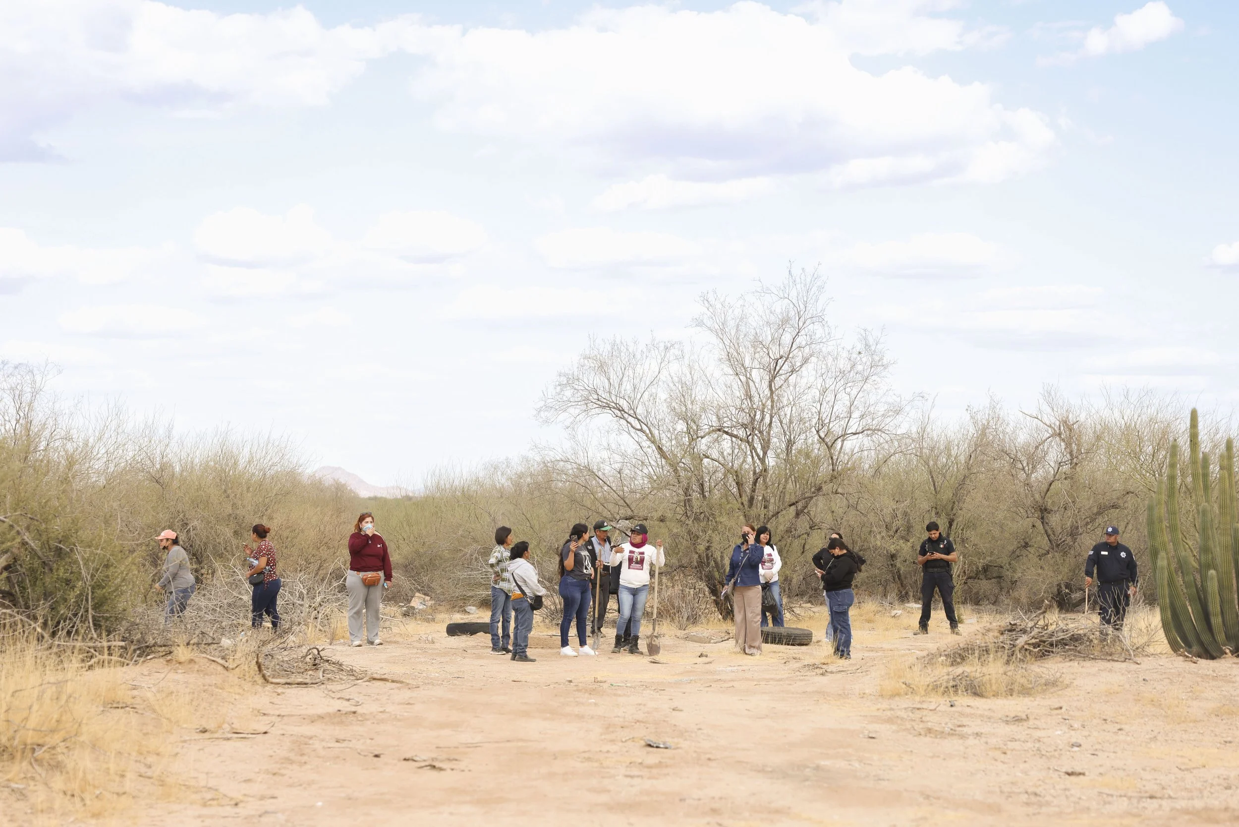 Members search the terrain.
Madres Buscadoras, Sonora.