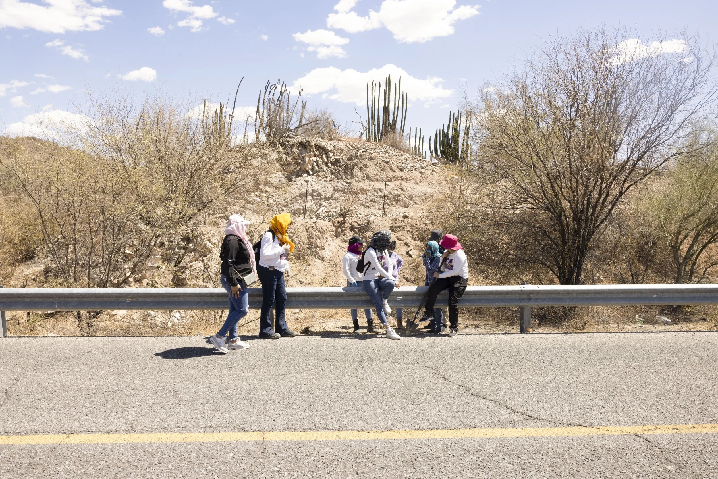 Women on the road after a skeleton is found in the ditch.
Sonora.